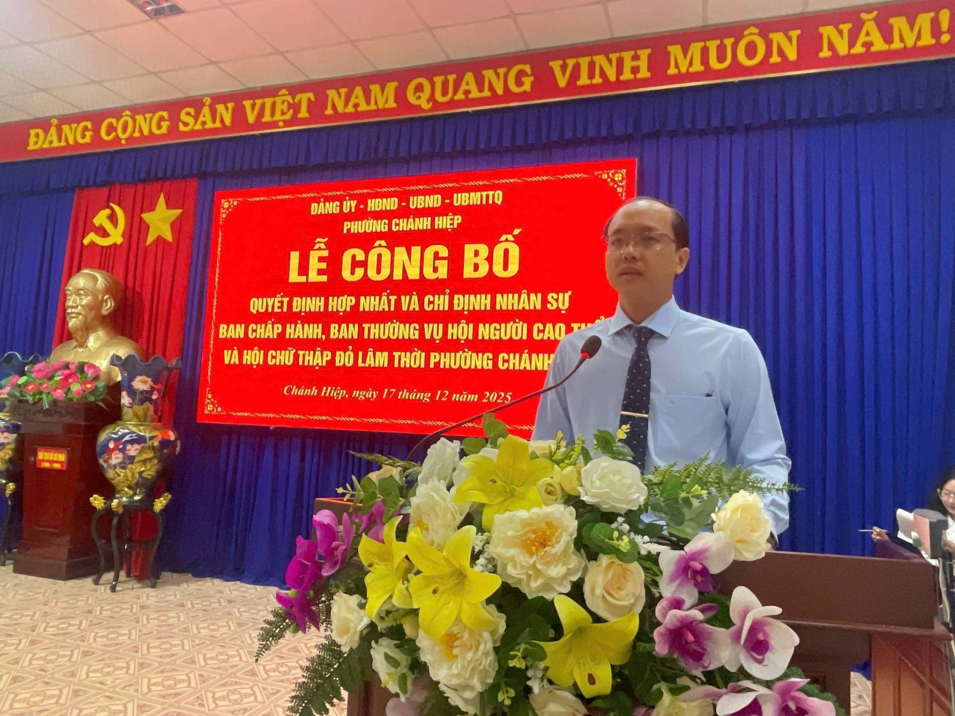 C&oacute; thể l&agrave; h&igrave;nh ảnh về &lrm;văn bản cho biết '&lrm;ĐẰNG CỘNG SẢN VIỆT NAM QUANG VINH MU&Ocirc;N NĂM! للہ أيه Đ&Aacute;NG ỦY HDND UBND UBMTTQ PHƯỞNG CH&Aacute;NH HIỆP LỄ C&Ocirc;NG BỐ QUYẾT ĐỊNH HỢP NHẤT V&Agrave; CH&Iacute; ĐỊNH NH&Acirc;N SỰ BAN CH&Aacute;P H&Agrave;NH, BAN THƯỜNG VỤ HỘI NGƯỜI CAO V&Aacute; HOI CHỮ THẬP ĐỎ L&Acirc;M &tau;ά PHƯỜNG CH&Aacute;NH 0٠ Ch&aacute;nh Hiệp, ng&agrave;y 17 th&aacute;ng 12 năm 2025&lrm;'&lrm;