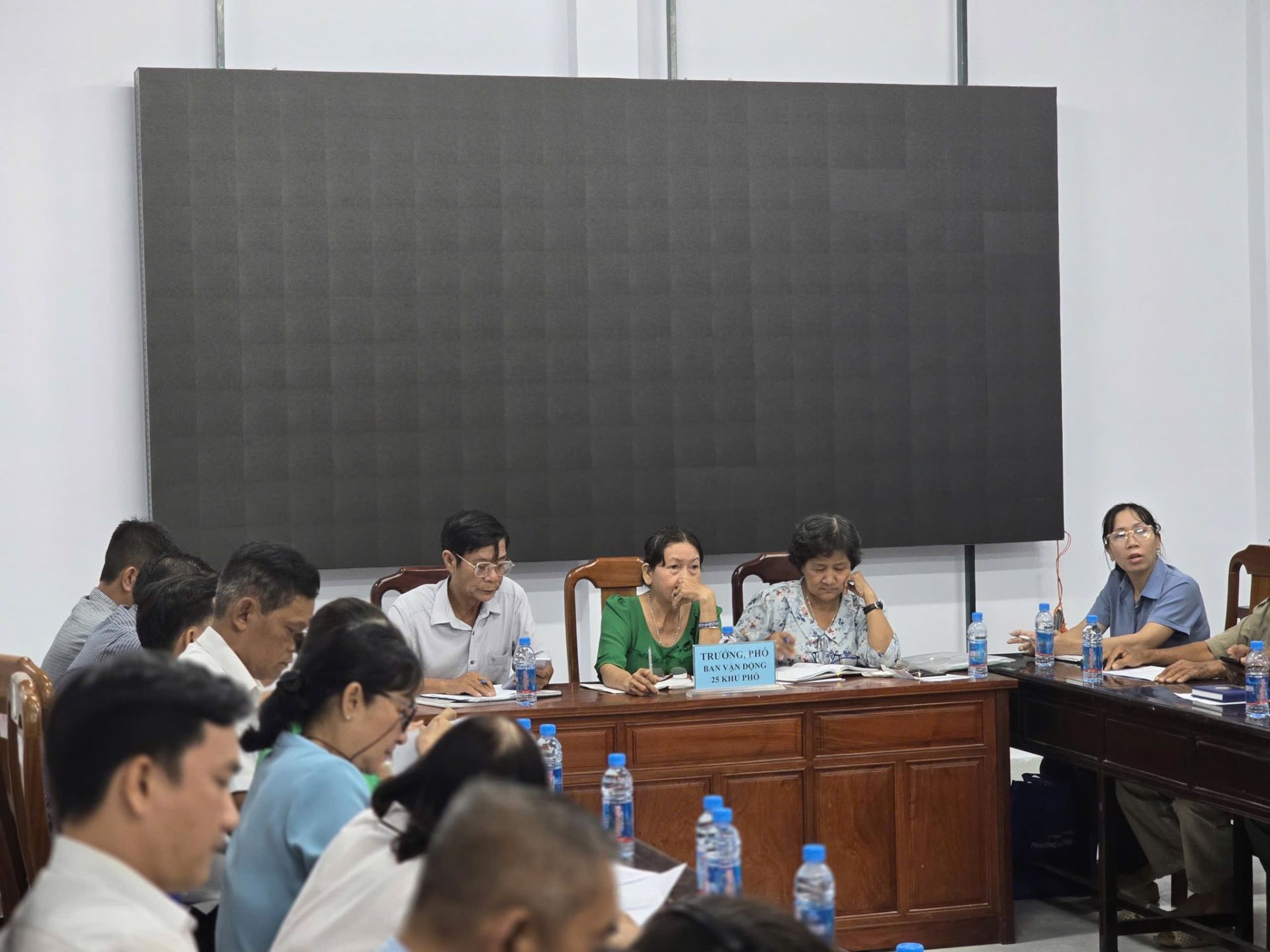 Có thể là hình ảnh về một hoặc nhiều người, mọi người đang học và văn bản