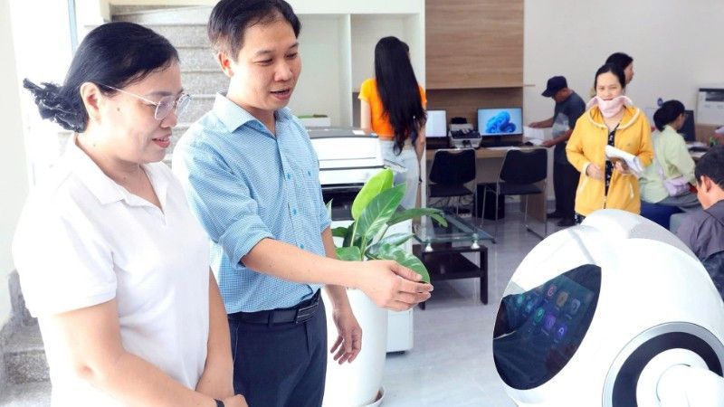 Robot phục vụ người dân tại Trung tâm Phục vụ hành chính công phường An Khánh, Thành phố Hồ Chí Minh. (Ảnh: VÕ LIÊN)