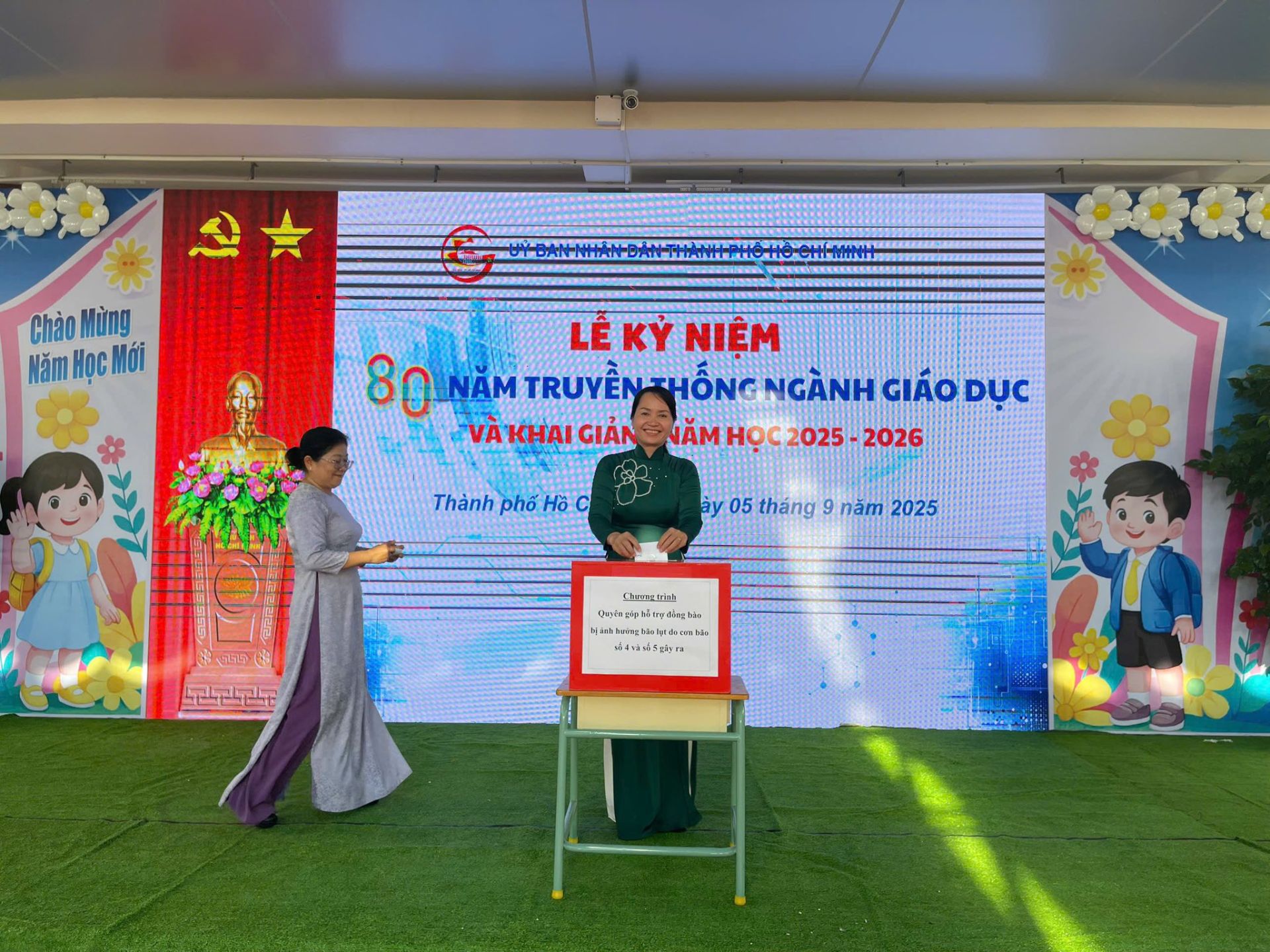 C&oacute; thể l&agrave; h&igrave;nh ảnh về 2 người, c&aacute;i bục v&agrave; văn bản