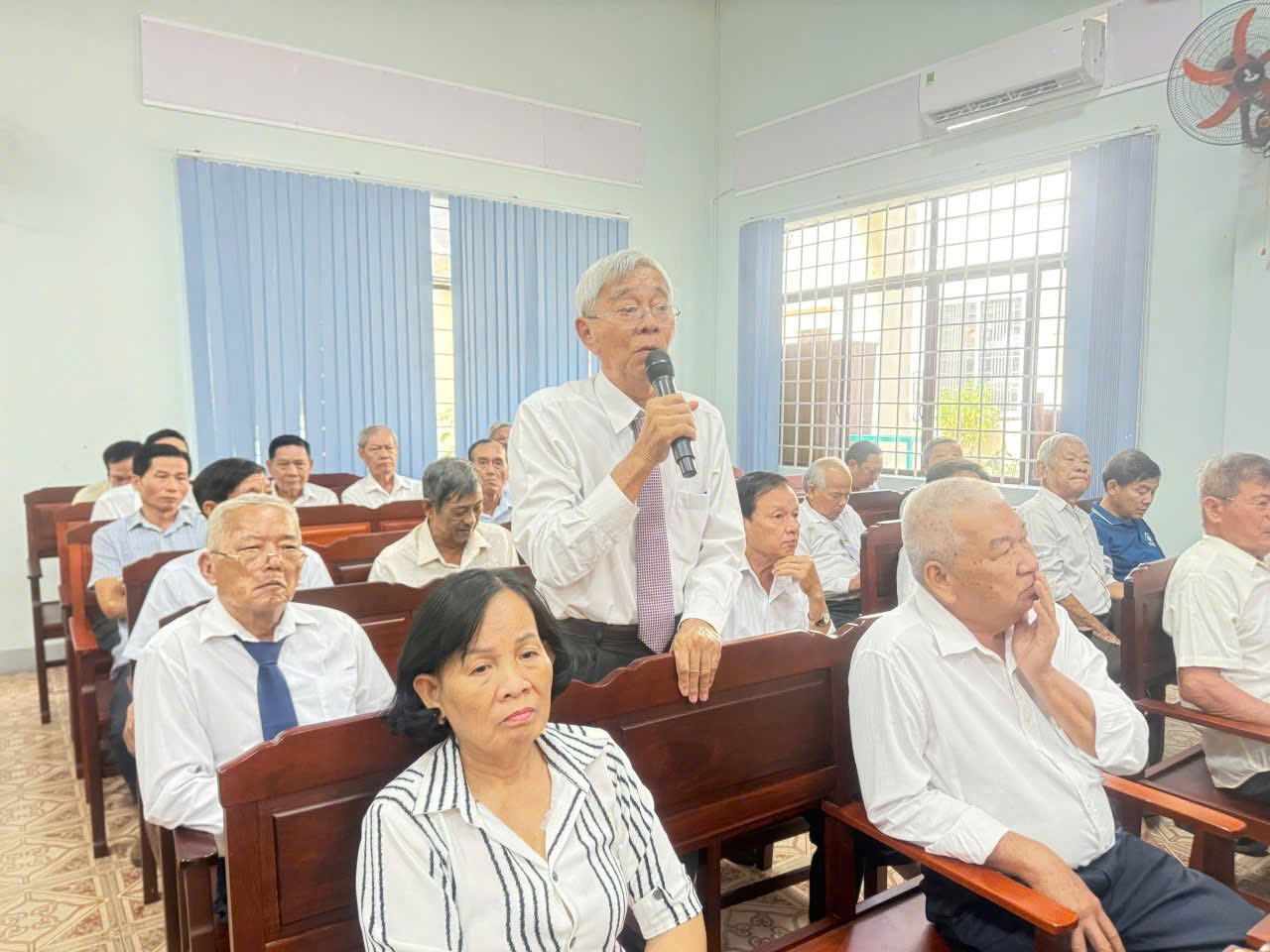 C&oacute; thể l&agrave; h&igrave;nh ảnh về một hoặc nhiều người