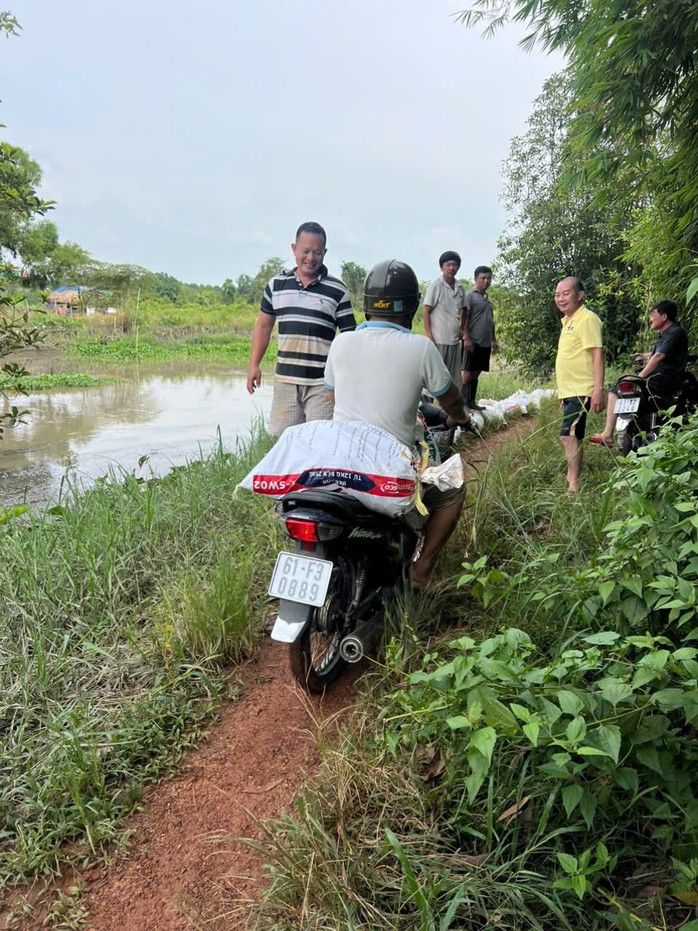 H&igrave;nh ảnh người d&acirc;n ở TP HCM gia cố bờ bao ngăn chặn thủy triều l&ecirc;n trong đ&ecirc;m - Ảnh 10.