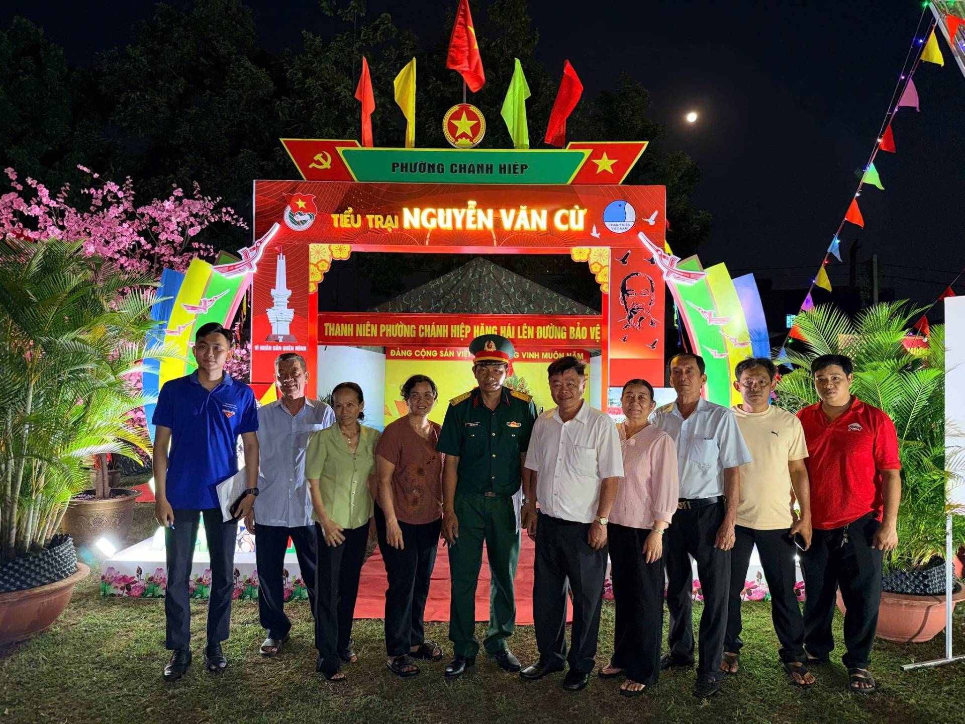 C&oacute; thể l&agrave; h&igrave;nh ảnh về một hoặc nhiều người, đền thờ v&agrave; văn bản cho biết 'ƯƠNGCHANHHIỆP TIỂUTRẠI TIỂU หน่ TRẠI NGUYỄN VĂN cừ 由 #/ೂ. ILEN DƯỜNG BAO VỆ THANH NI&Ecirc;N PHƯƠNG CH&Aacute;NH HIỆP สม ĐẢNG CỘNG$ SẢN AN VIỀS VINHMU&Ocirc;M'