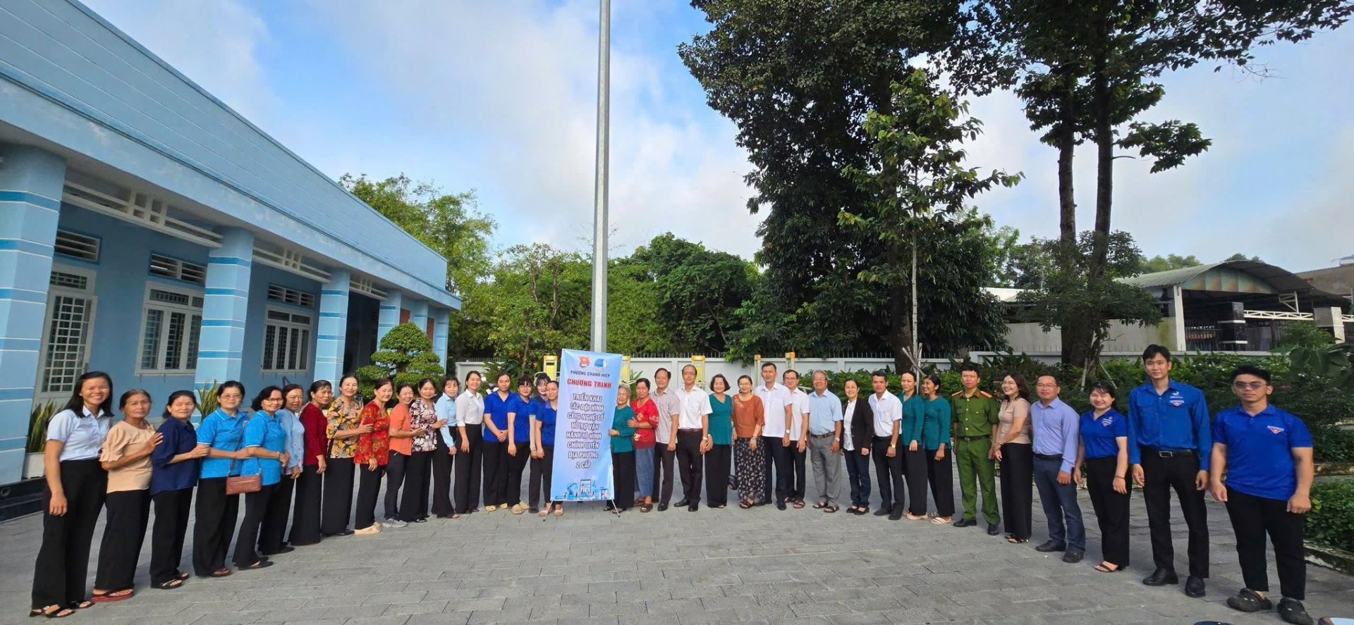 Phường Chánh Hiệp: Ra quân hỗ trợ người dân cài đặt và sử dụng ứng dụng "Công dân số Thành phố Hồ Chí Minh"