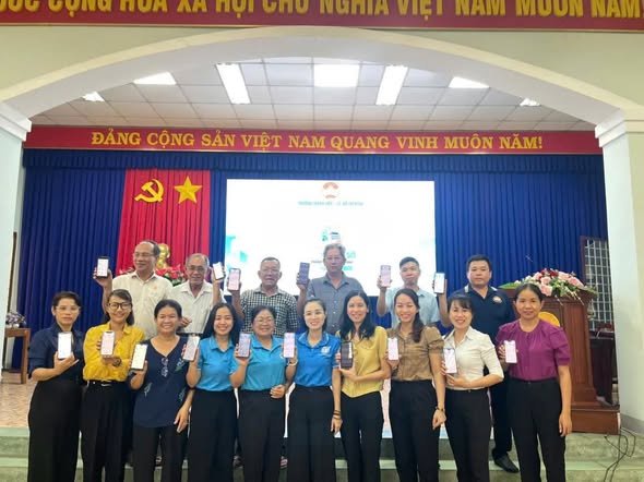 PHƯỜNG CHÁNH HIỆP: TRIỂN KHAI CÀI ĐẶT VÀ SỬ DỤNG ỨNG DỤNG "CÔNG DÂN SỐ THÀNH PHỐ HỒ CHÍ MINH" ĐẾN CÁN BỘ, CÔNG CHỨC PHƯỜNG.