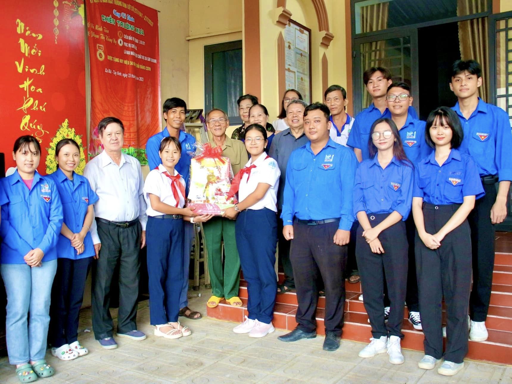 Chi đoàn trực thuộc phường Hiệp Thành tổ chức "Hành trình kết nối - Trái tim tri ân"