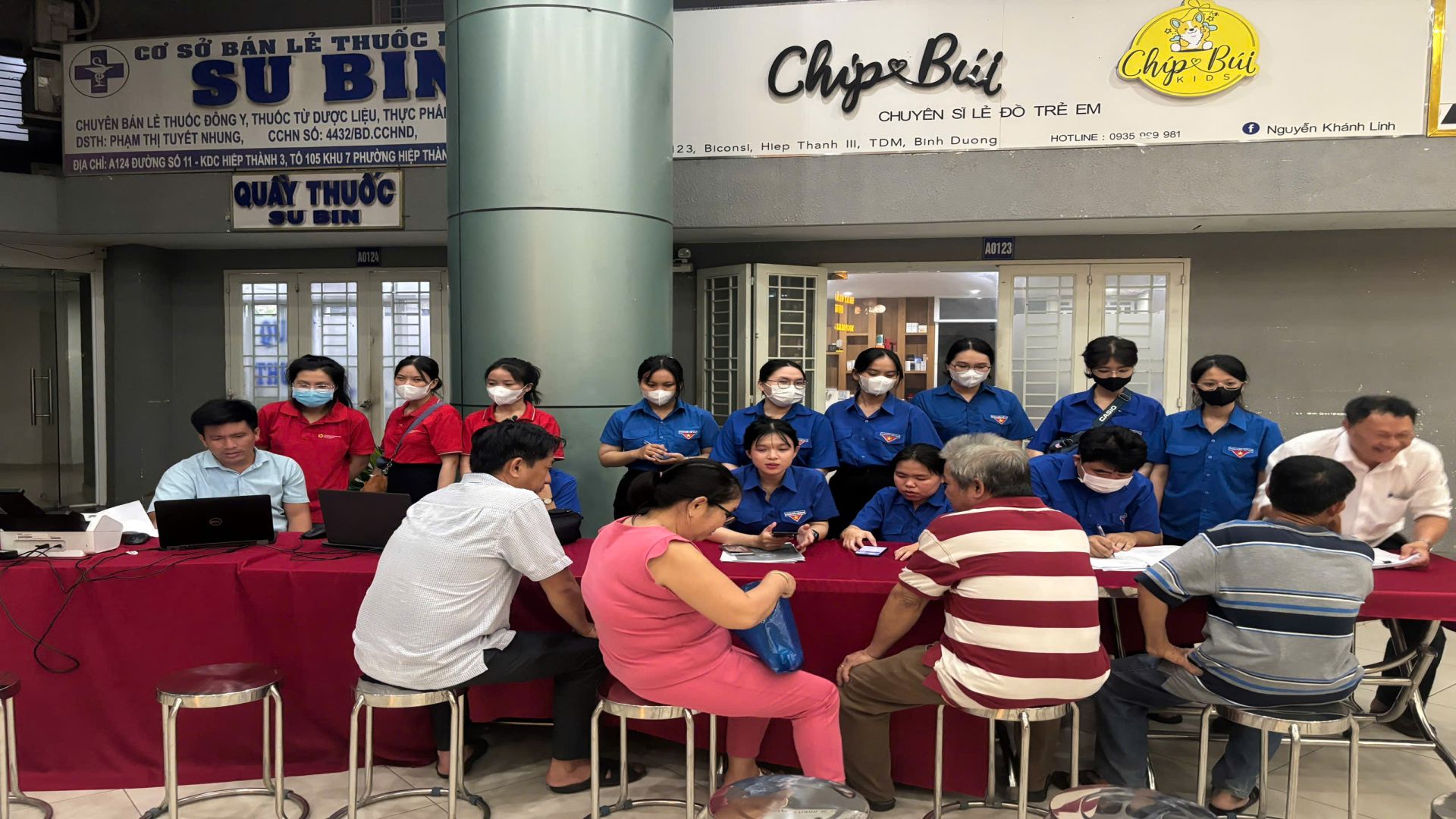 UBND phường Hiệp Thành tổ chức thực hiện thí điểm mô hình “Phục vụ hành chính công lưu động” thực hiện dịch vụ công trực tuyến tại Sảnh Block A Khu dân cư Hiệp Thành 3, khu phố 7, phường Hiệp Thành...