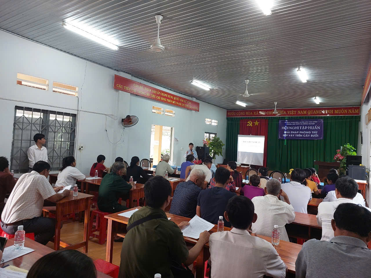 Hội Nông dân xã Hiếu Liêm phối hợp Trung Tâm dịch vụ huyện Bắc Tân Uyên tổ chức Hội nghị tập huấn giải pháp phòng trừ rệp vảy trên cây bưởi.