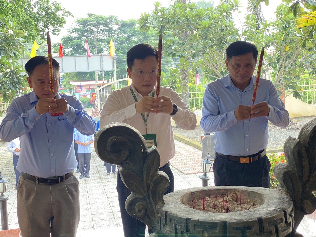 Xã Hiếu Liêm tổ chức viếng bia tưởng niệm, và thăm gia đình chính sách kỷ niệm ngày TBLS (27/7/1947 – 27/7/2024)