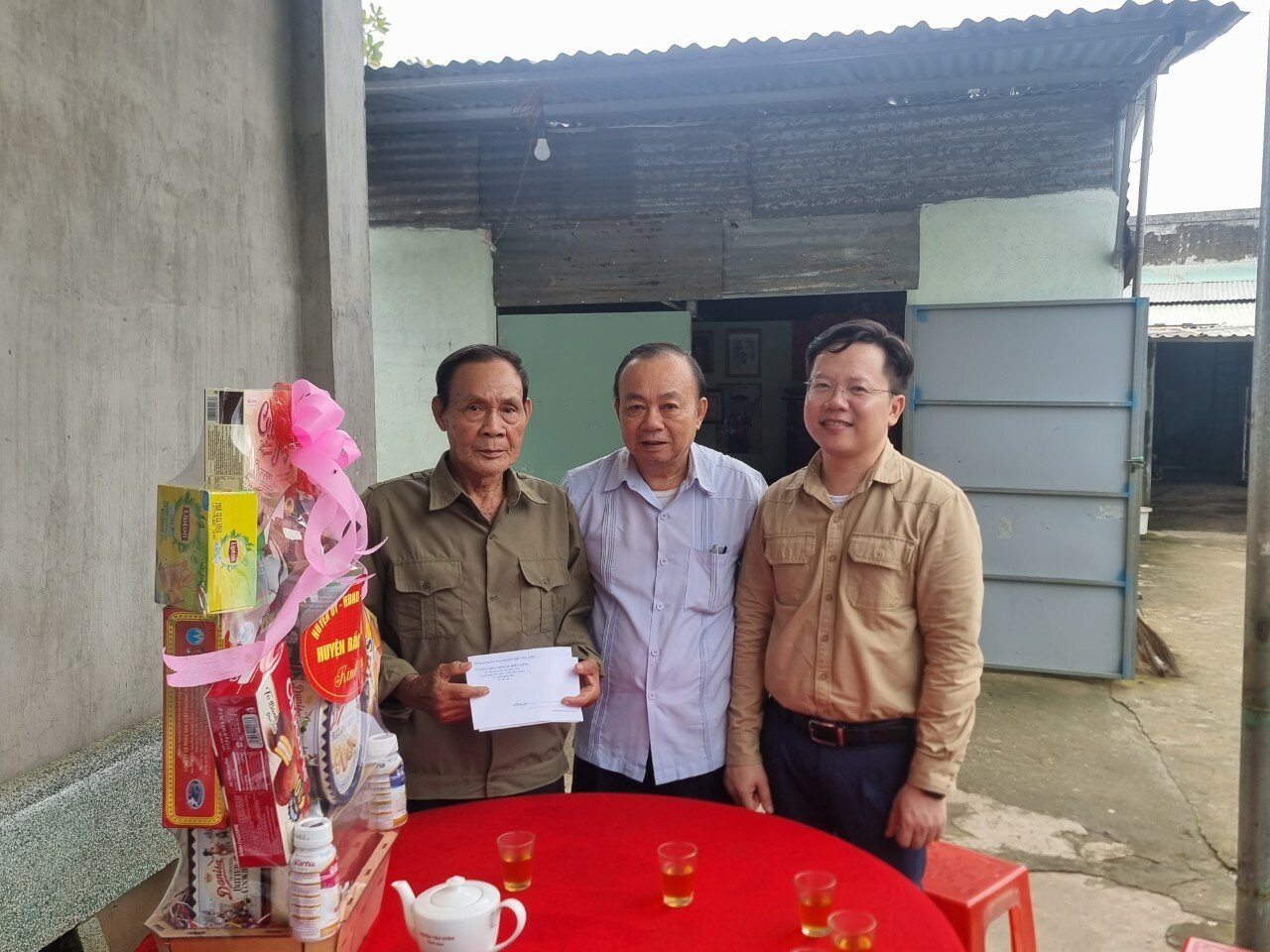 Đoàn lãnh đạo huyện Bắc Tân Uyên, lãnh đạo xã Hiếu Liêm thăm gia đình chính sách trên địa bàn xã Hiếu Liêm
