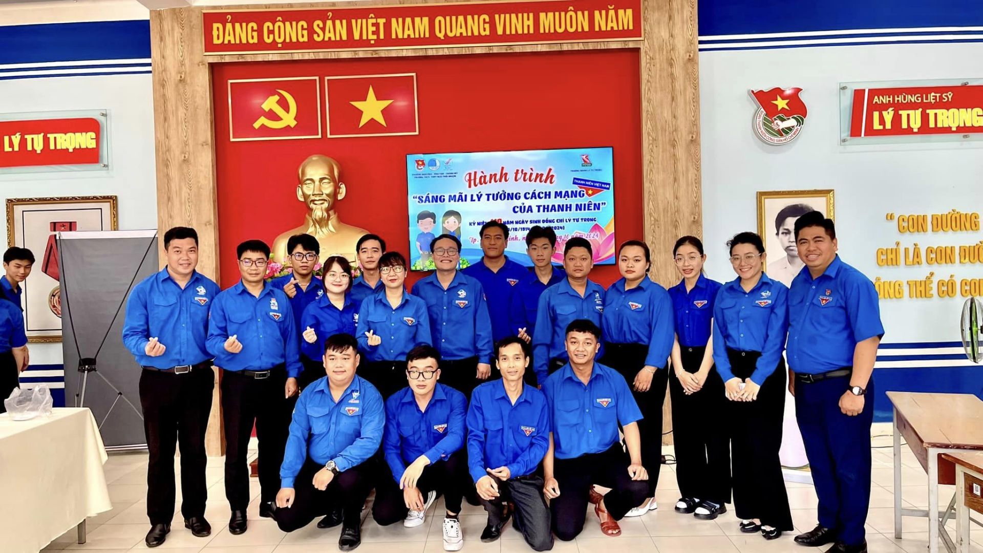May be an image of 13 people and text that says "ĐÁNG CỘNG SÁN VIỆT NAM QUANG INH MUÔN NĂM LY Πς TRỌNG ANHHÔNGUỆTS ANH LÝTỰ LÝ TỰ TRỌNG Hành trình "SÁNG MÃI TƯỜNG MANG ". CÜATHANHNIÊN" B0 CỦA THANH NIÊN" "CON ĐƯỜNG CHÍLACONU CHỈ LÀ GON DU ÔNG THỂ CỦ"