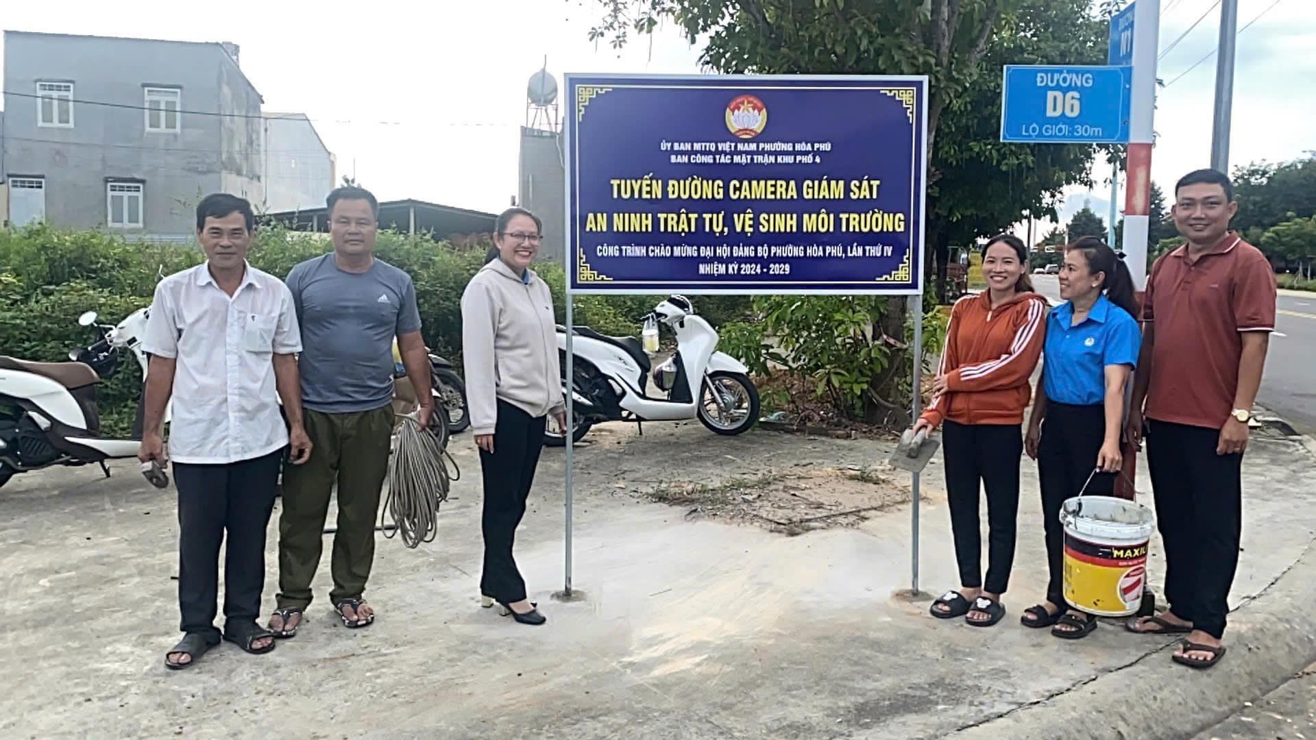 Có thể là hình ảnh về 6 người, ô tô, đường và văn bản