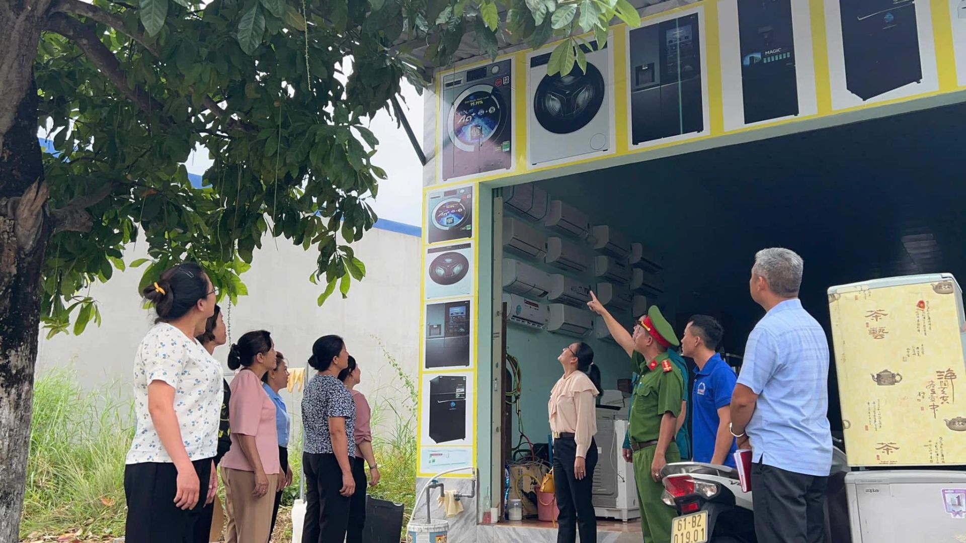 Có thể là hình ảnh về 7 người và văn bản