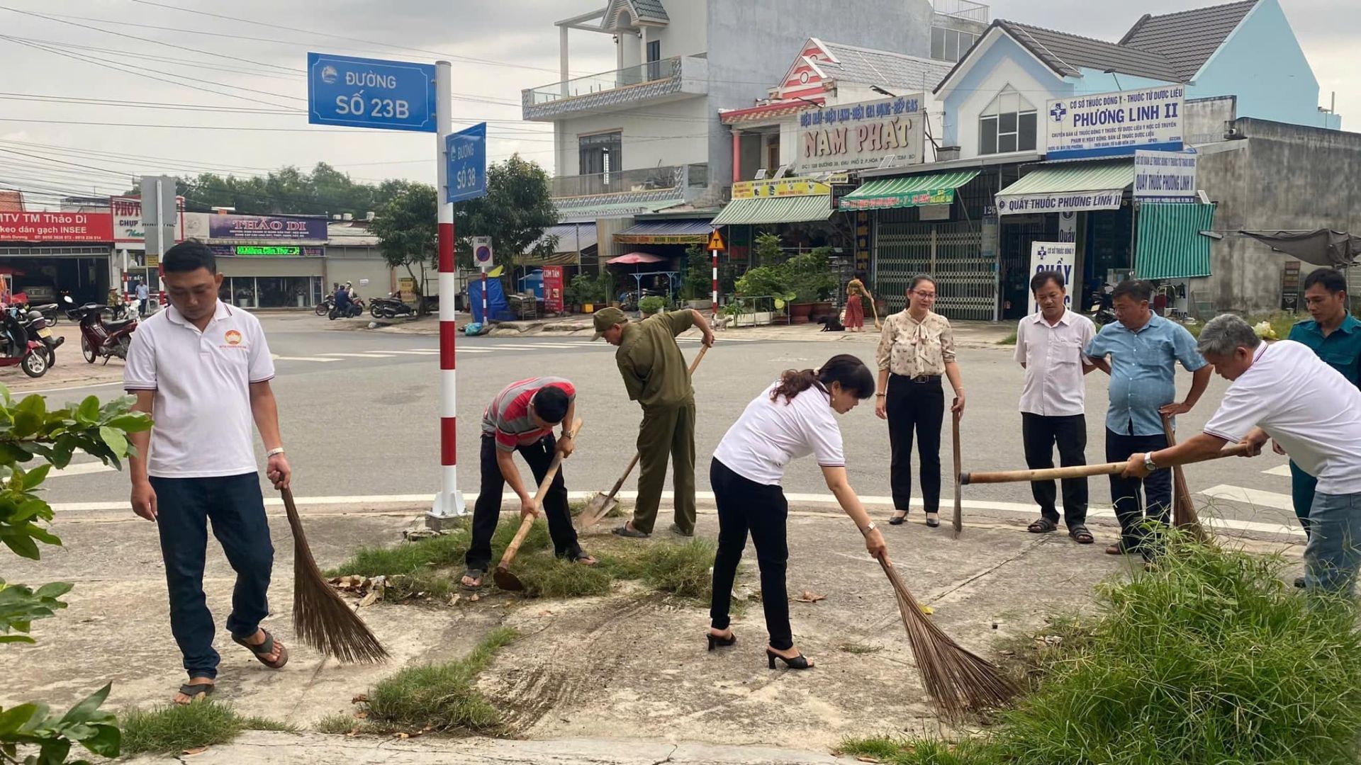May be an image of 10 people and tree
