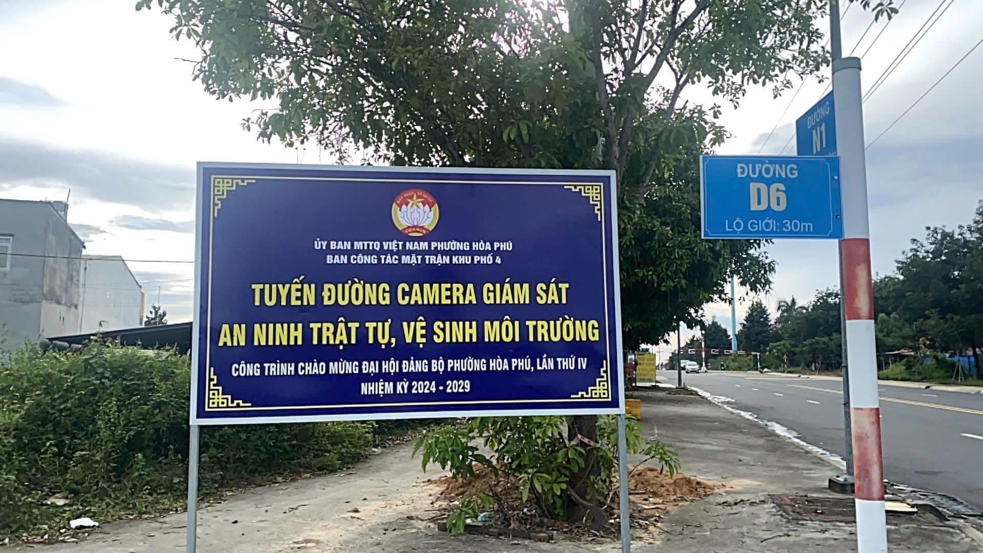 Có thể là hình ảnh về văn bản cho biết 'ĐƯONG D6 LỘGIỚI:30m LO GIỚI: 30m LOGIỚI: ÚY BAN MTTO VIỆT NAM PHƯỞNG HOA PИЙ BAN CÔNG TẮC MẶT TRĂN KИ TUYẾN ĐƯỜNG CAMERA GIÁM SÁT AN NINH TRẮT TỰ, VỆ SINH MÔI TRƯỜNG CÔNG TRÌNH CHÀO MỪNG ĐẠI HỘI ĐẮNG BỘ PHƯỠNG HOA PHU, NHIÊN KÝ 2024 2029 عاج AN THỨI'