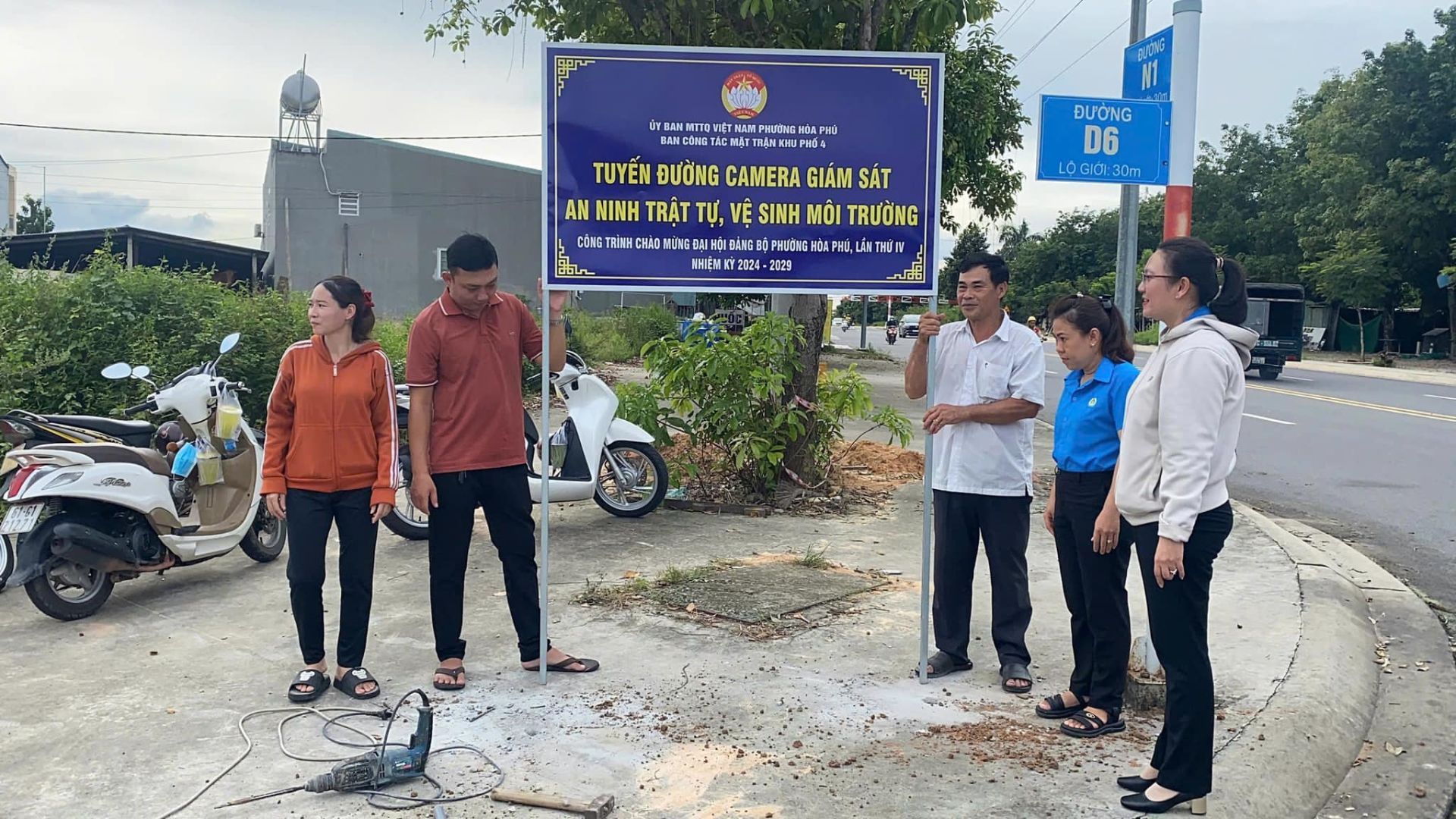 Có thể là hình ảnh về 5 người, ô tô, xe scooter và văn bản