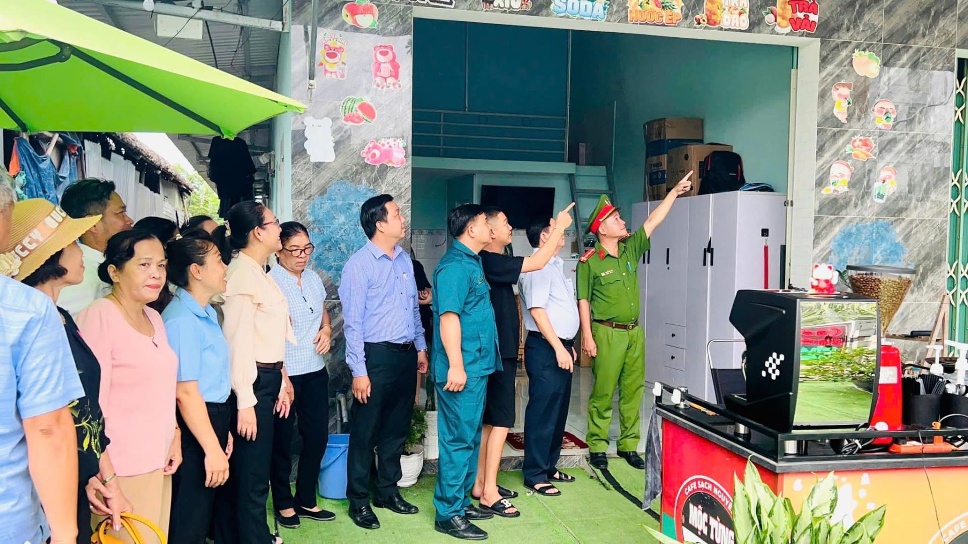 Có thể là hình ảnh về 9 người, loa và văn bản