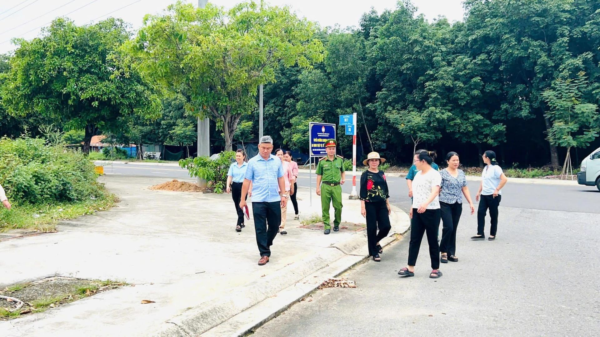 Có thể là hình ảnh về 8 người và đường