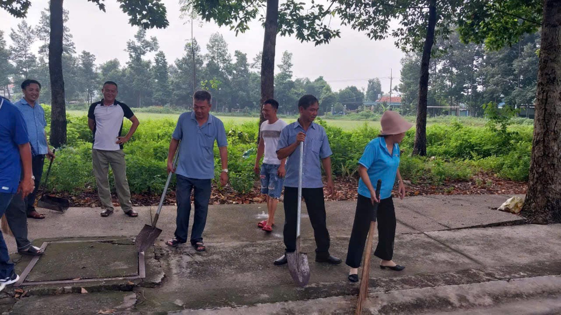 May be an image of 7 people, people golfing and grass