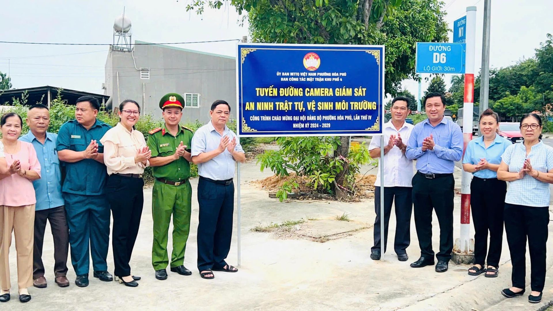 Có thể là hình ảnh về 9 người, ô tô, bệnh viện và văn bản