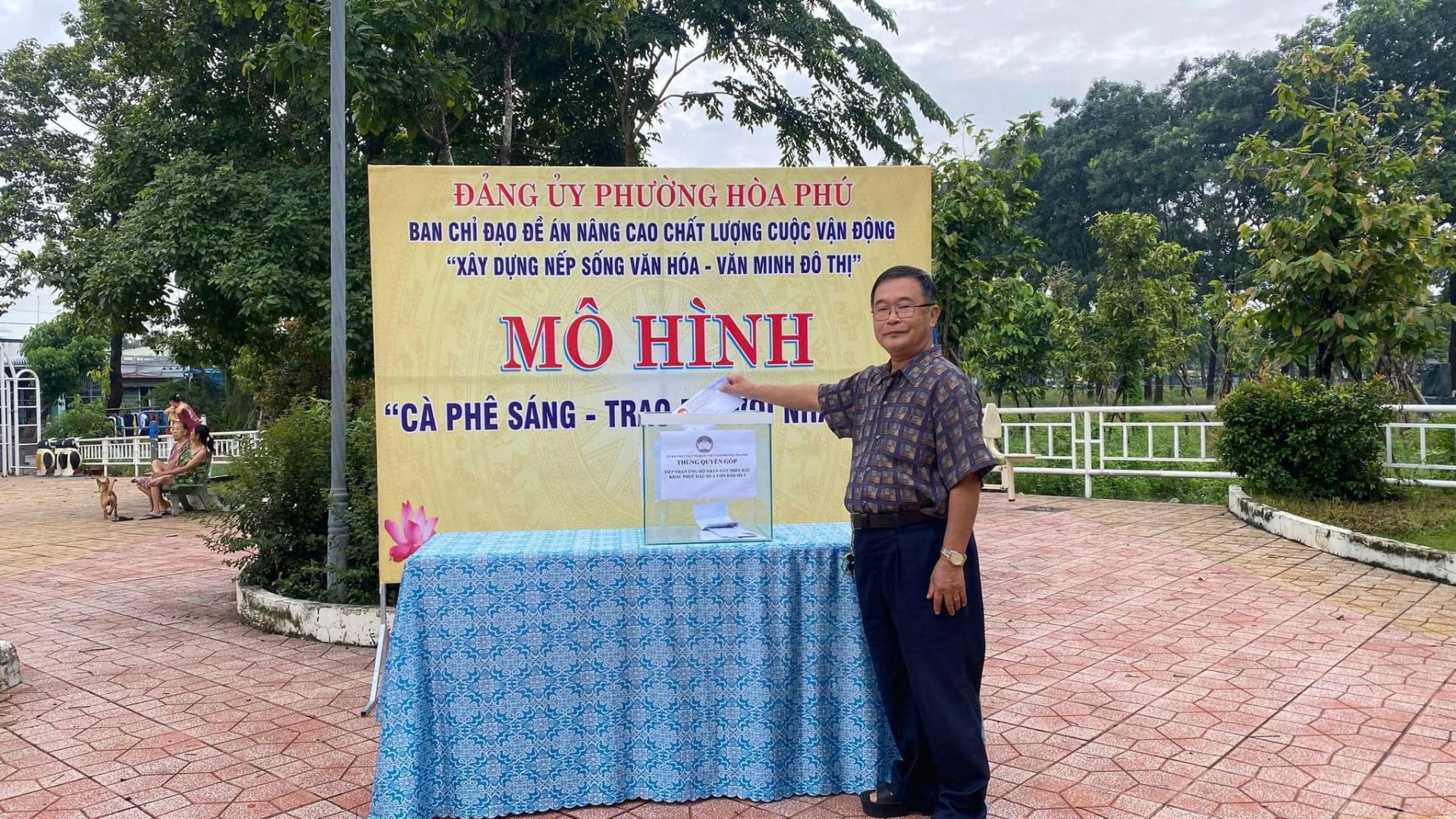 May be an image of 2 people and text that says "ĐANG UY PHƯỜNG HÒA PHÚ BAN CHỈ ĐẠO ĐÉ NĂNG CAO CHẤT LƯƠNG CUỐC VÀN ĐỘNG "XÂY DỰNG NẾP SỐNG VĂN HOA VĂN MINH ĐO THỊ" MÔ HÌNH "CÀ PHÊ SÁNG TRAO: ัตพ i0"
