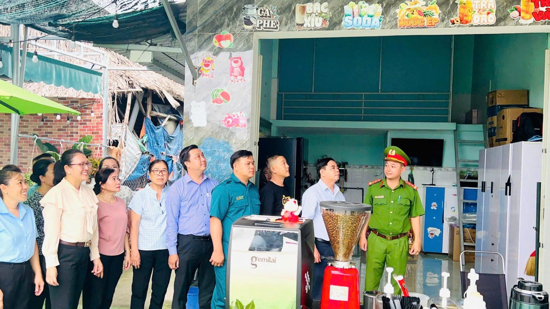 Có thể là hình ảnh về 9 người và văn bản