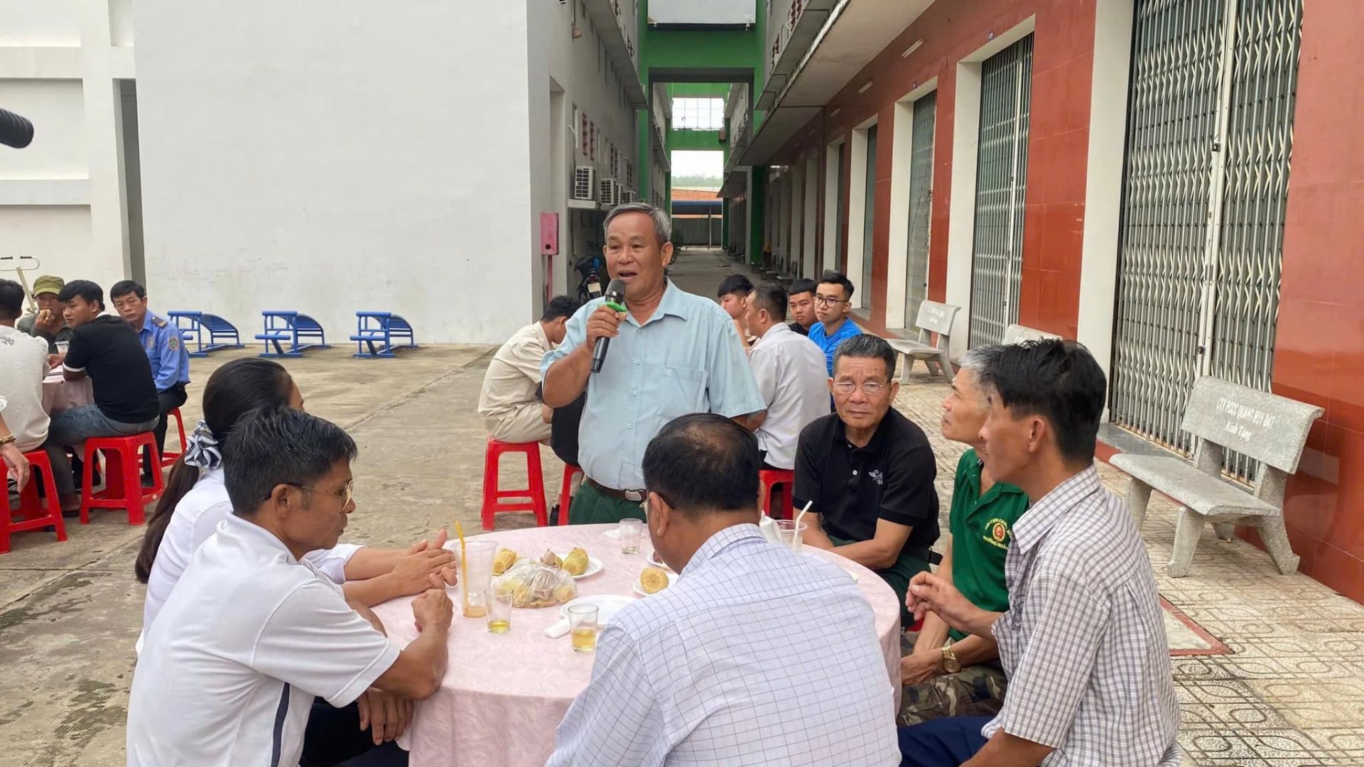 Phường Hoà Phú duy trì mô hình “Cà phê sáng - trao đổi với nhân dân”