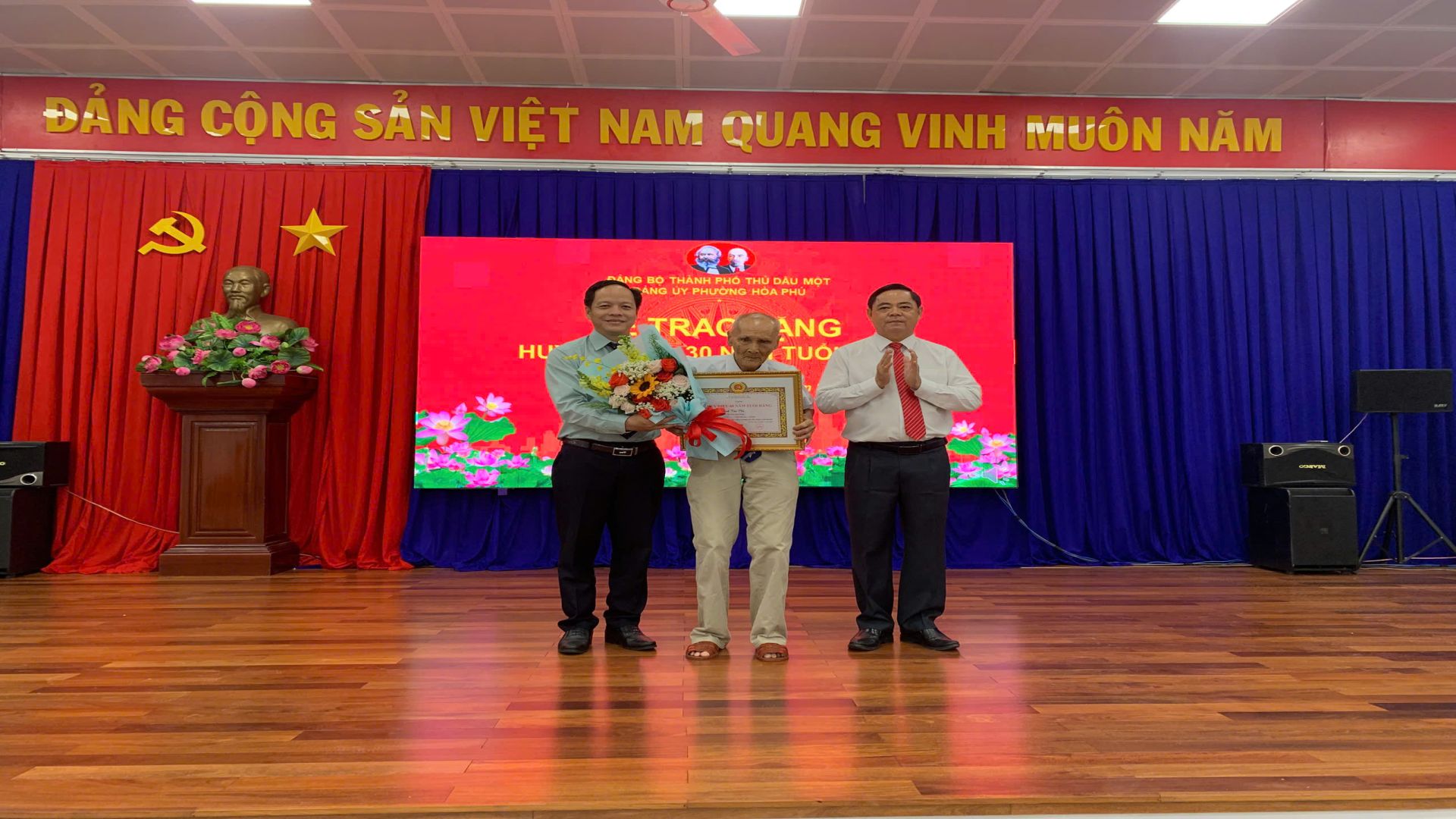 PHƯỜNG HÒA PHÚ: ĐẢNG BỘ PHƯỜNG HÒA PHÚ TỔ CHỨC LỄ TRAO TẶNG HUY HIỆU 60, 30 NĂM TUỔI  ĐẢNG (ĐỢT 07/11)