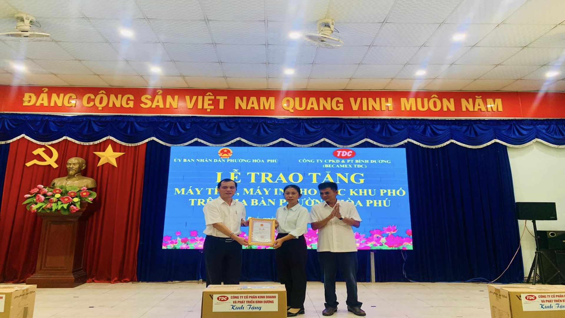 Phường Hòa Phú: TỔ CHỨC TRAO TẶNG THIẾT BỊ MÁY TÍNH, MÁY IN CHO 05 KHU PHỐ TRÊN ĐỊA BÀN PHƯỜNG