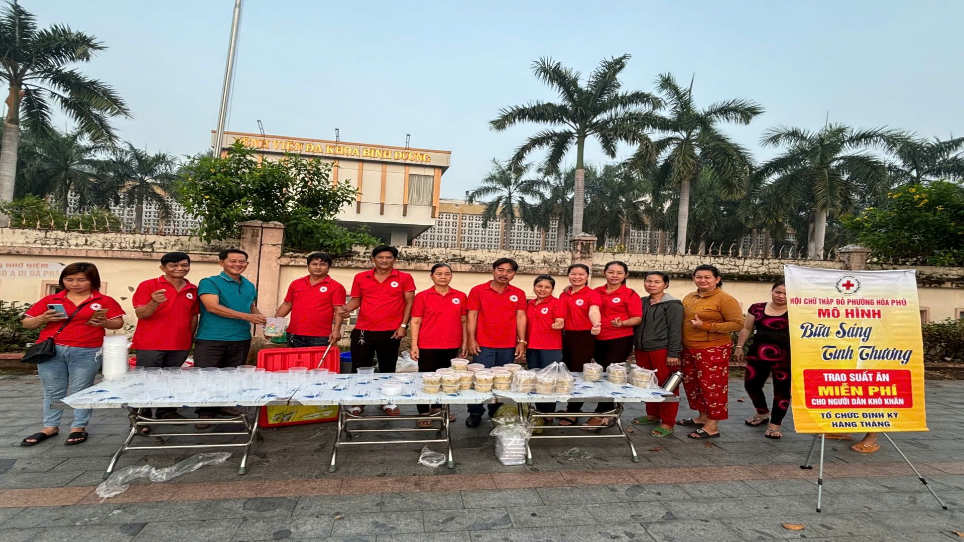 HỘI CHỮ THẬP ĐỎ PHƯỜNG HÒA PHÚ: TỔ CHỨC MÔ HÌNH "BỮA SÁNG TÌNH THƯƠNG"
