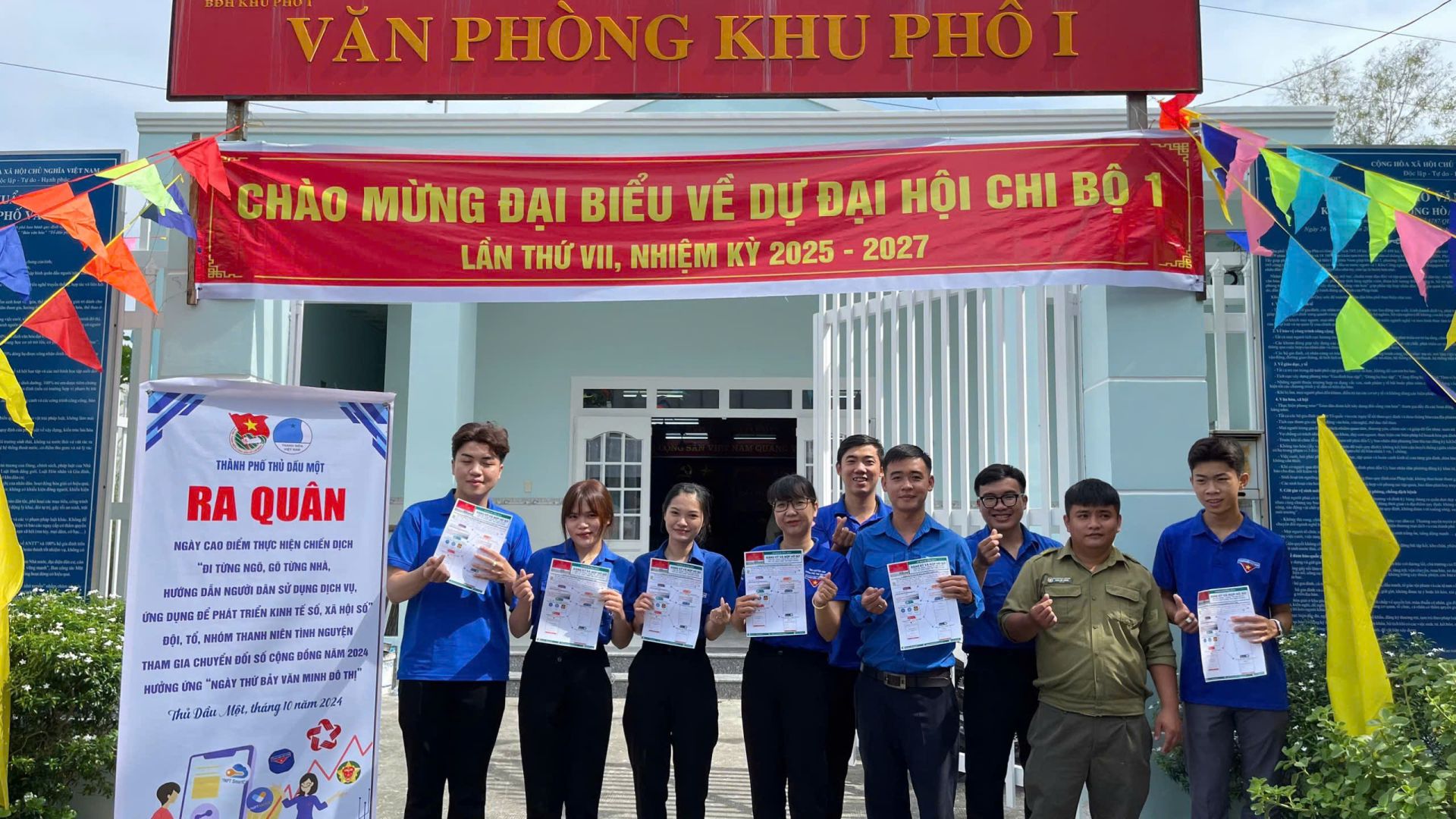 ĐOÀN PHƯỜNG HÒA PHÚ RA QUÂN NGÀY CAO ĐIỂM THỰC HIỆN CHIẾN DỊCH "ĐI TỪNG NGÕ, GÕ TỪNG NHÀ, HƯỚNG DẪN TỪNG NGƯỜI SỬ DỤNG CÁC DỊCH VỤ VÀ ỨNG DỤNG SỐ ĐỂ PHÁT TRIỂN KINH TẾ SỐ VÀ XÃ HỘI SỐ" ĐỘI, TỔ, NHÓM THANH NIÊN TÌNH NGUYỆN THAM GIA CHUYỂN ĐỔI SỐ CỘNG ĐỒ...