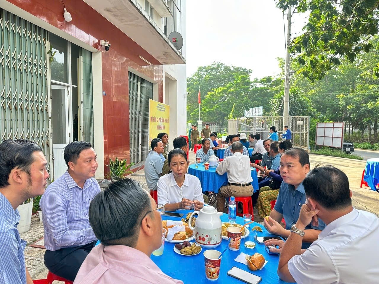 HOÀ PHÚ: MÔ HÌNH "CÀ PHÊ SÁNG - TRAO ĐỔI VỚI NHÂN DÂN" HOẠT ĐỘNG ĐỊNH KỲ VÀO THỨ 4 HÀNG TUẦN TẠI VĂN PHÒNG KHU PHỐ 4