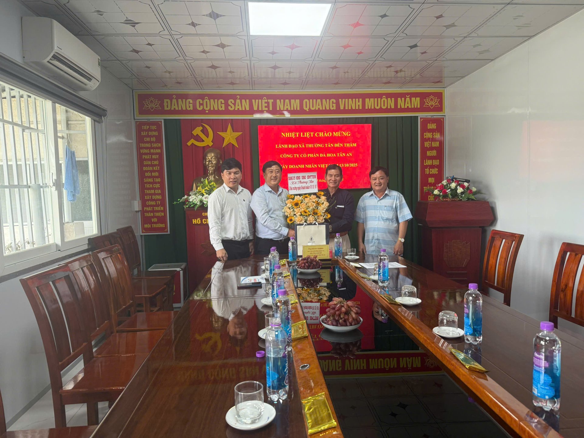 Xã Thường Tân tổ chức thăm và tặng quà các doanh nghiệp nhân Ngày Doanh nhân Việt Nam 13/10