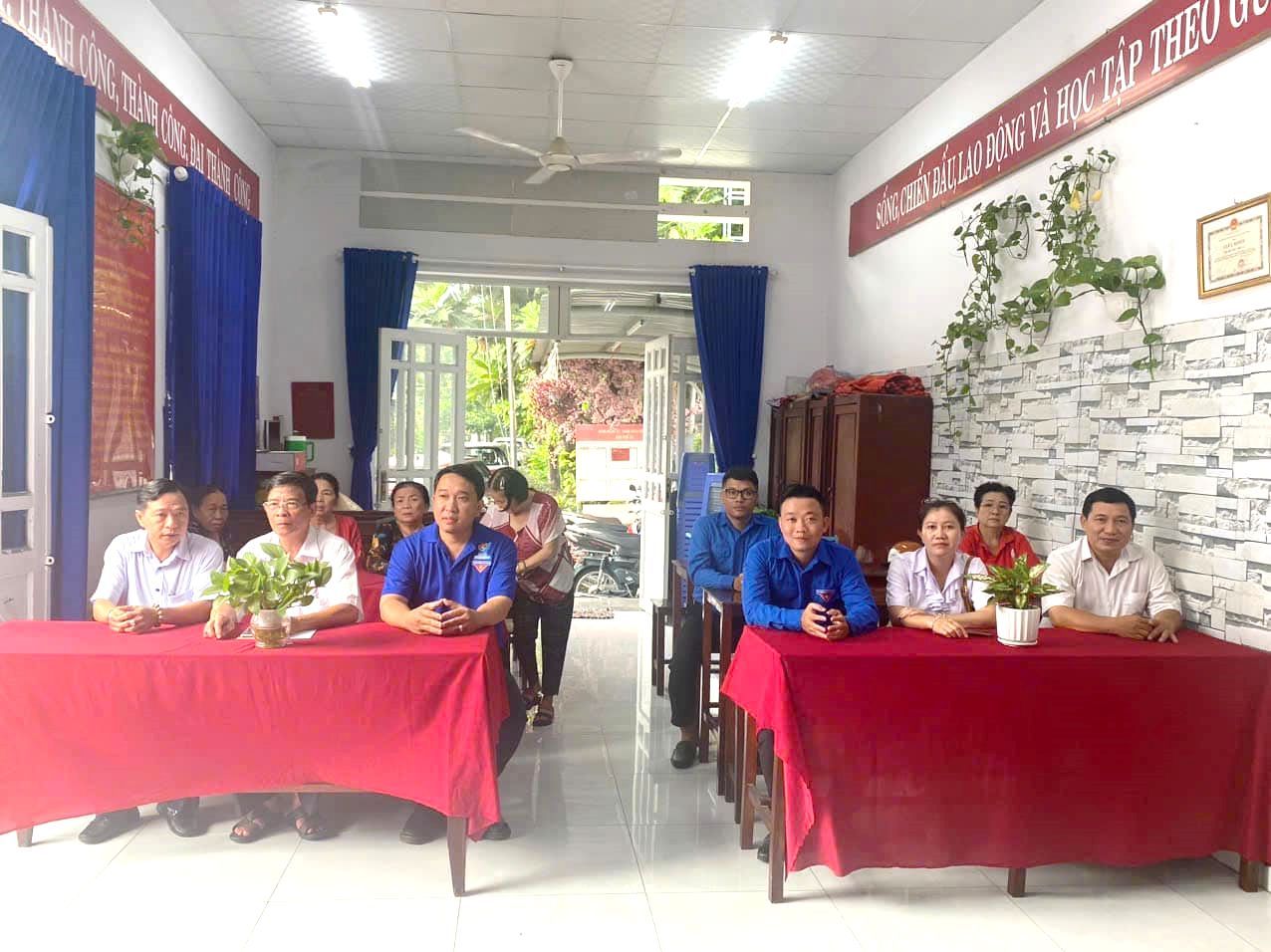 Có thể là hình ảnh về 10 người và văn bản