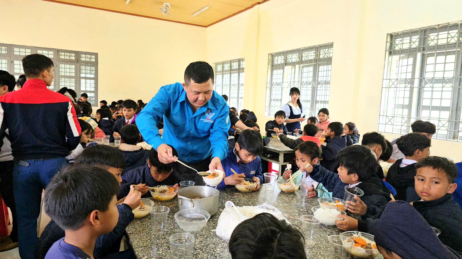 Có thể là hình ảnh về 6 người và mọi người đang học