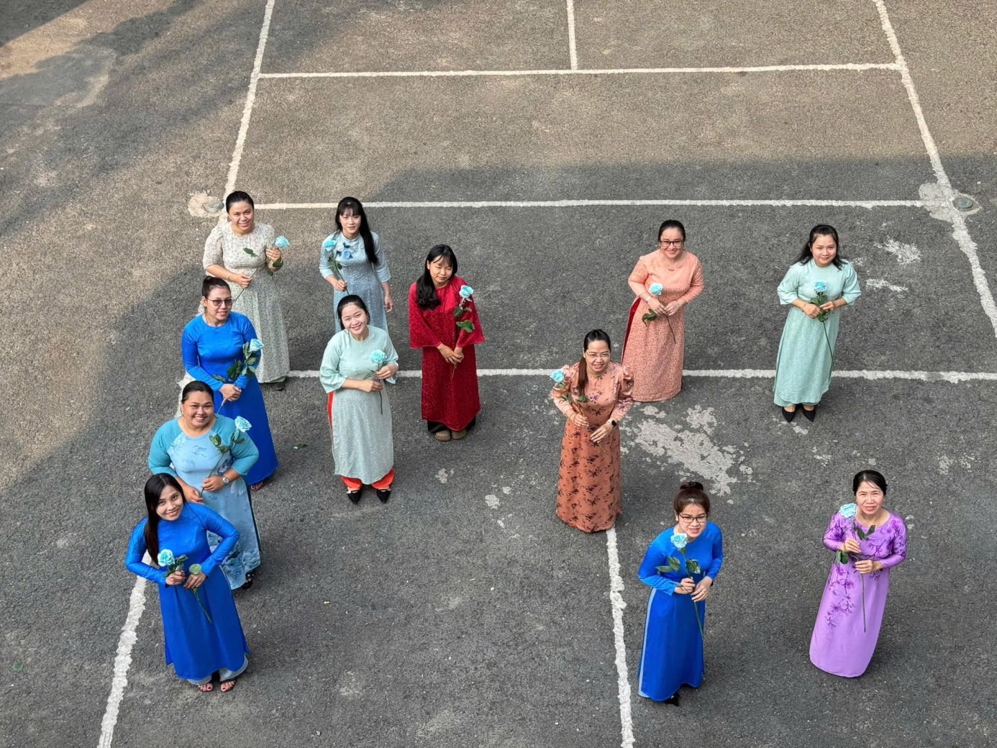 Có thể là hình ảnh về 11 người và đám cưới
