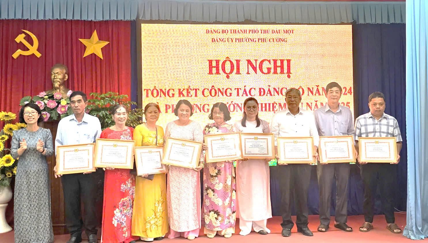 A group of people holding certificatesDescription automatically generated