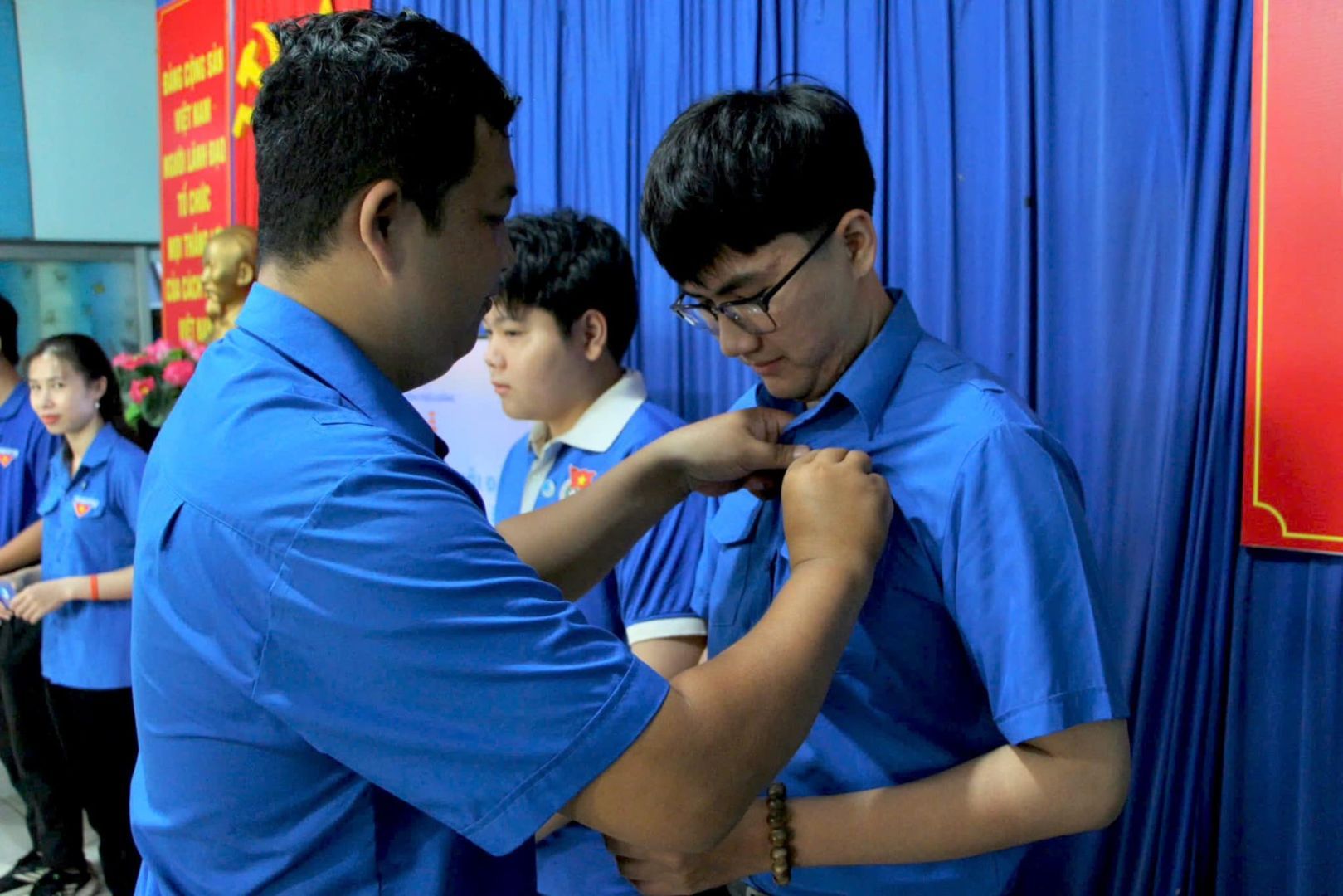 Có thể là hình ảnh về 3 người