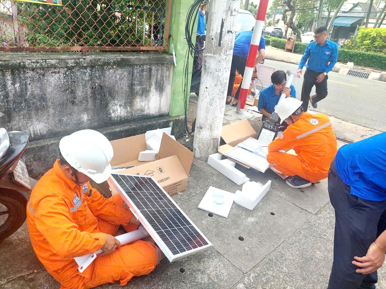 Có thể là hình ảnh về 5 người và văn bản