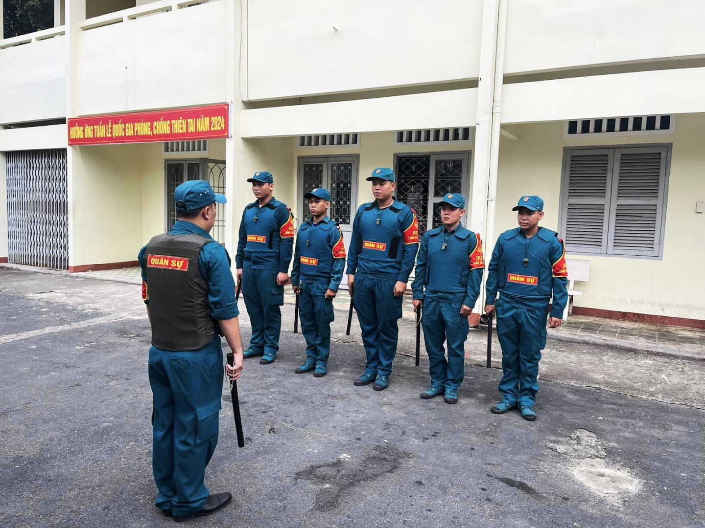 Có thể là hình ảnh về 6 người