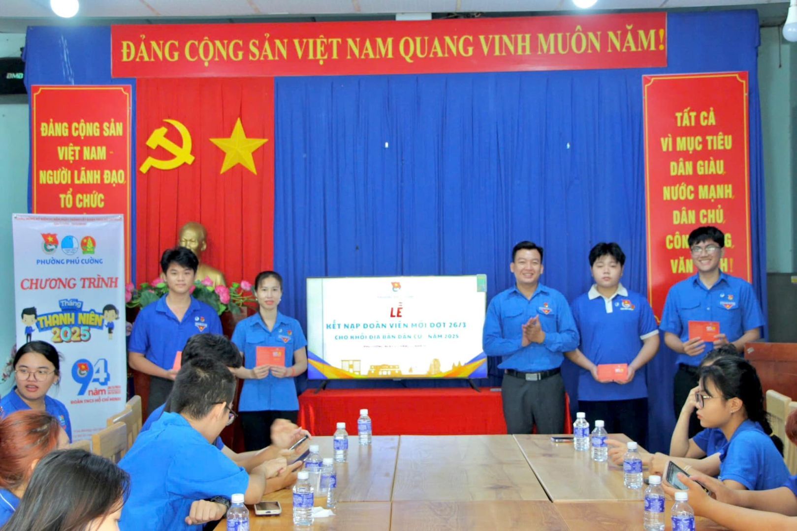 Có thể là hình ảnh về ‎9 người và ‎văn bản cho biết '‎ĐÁNG CỘNG SẢN VIỆT NAM QUANG νΙΝΗ MUÔN NĂM! ĐÁNG CỘNG SẢN VIỆT NAM NGƯỜI LẢNH BAO TỔ CHỨC PHƯƠNG PHU CƯONC TẮT CẢ vì MỤC TIÊU DÂN DÂNGIÀU GIÀU NƯỚC MẠNH DẢN cHu COK 6 VĂN CHƯƠNG TRINH מוק THANH NIÊNİ 2025 94 năm ៉យង" LE NİTNAPBOINVIE+MO1001N8/1 VIEN HẾT AP DORN 001 26F1 ww..k..n BS 動たち 6AM SAM‎'‎‎