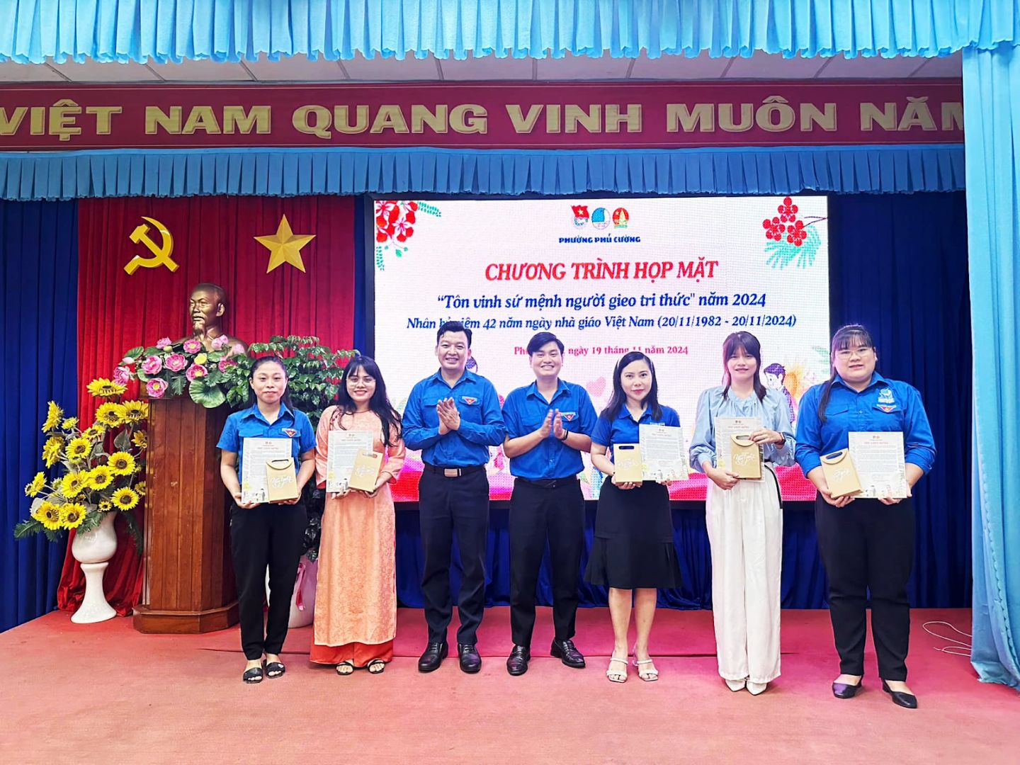 Có thể là hình ảnh về 7 người và văn bản