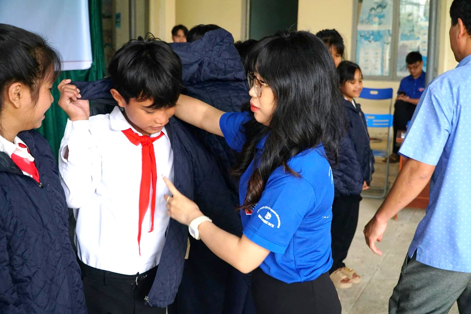 Có thể là hình ảnh về 7 người và mọi người đang học
