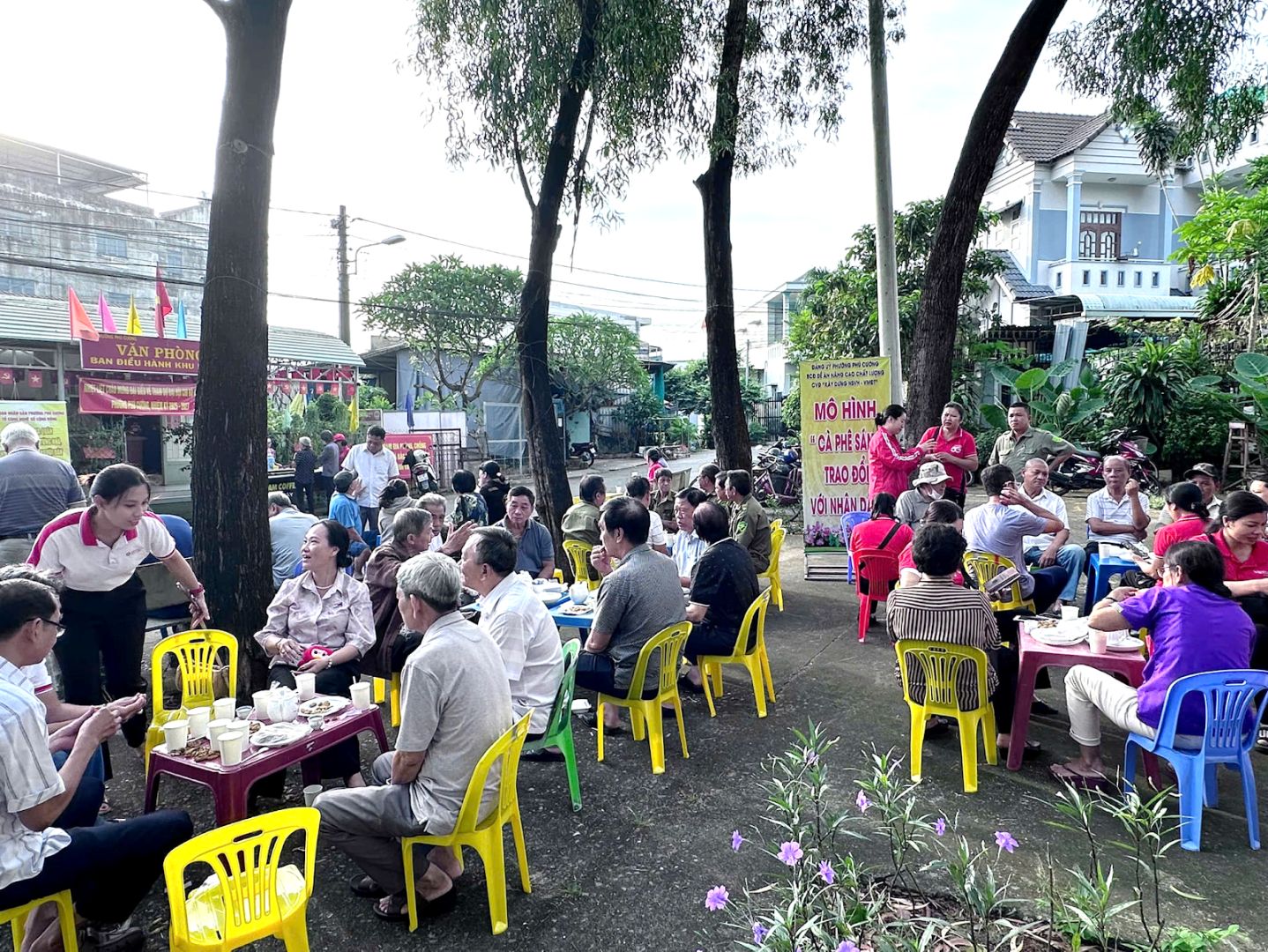Có thể là hình ảnh về 4 người, bàn cờ và đám đông