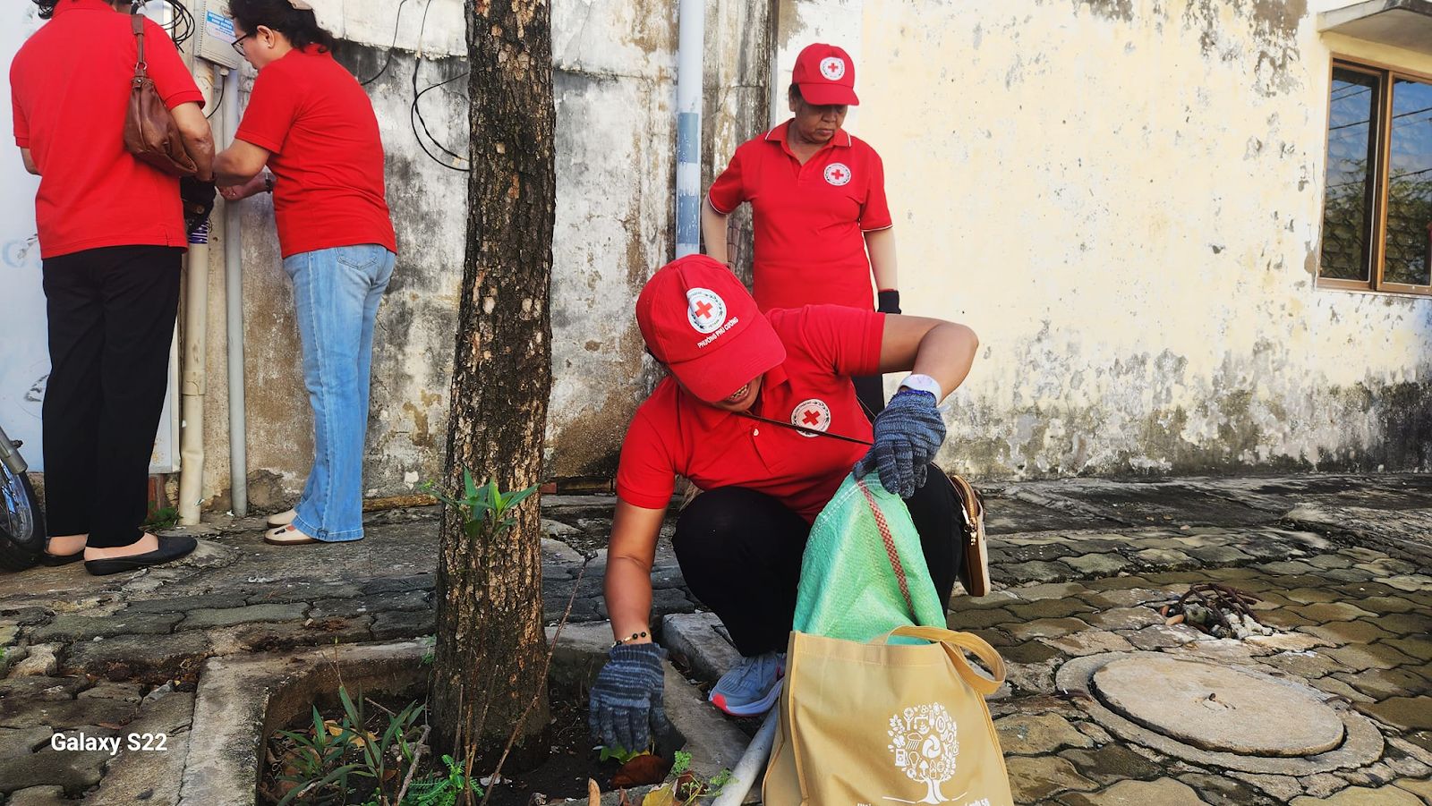 Có thể là hình ảnh về 3 người và văn bản