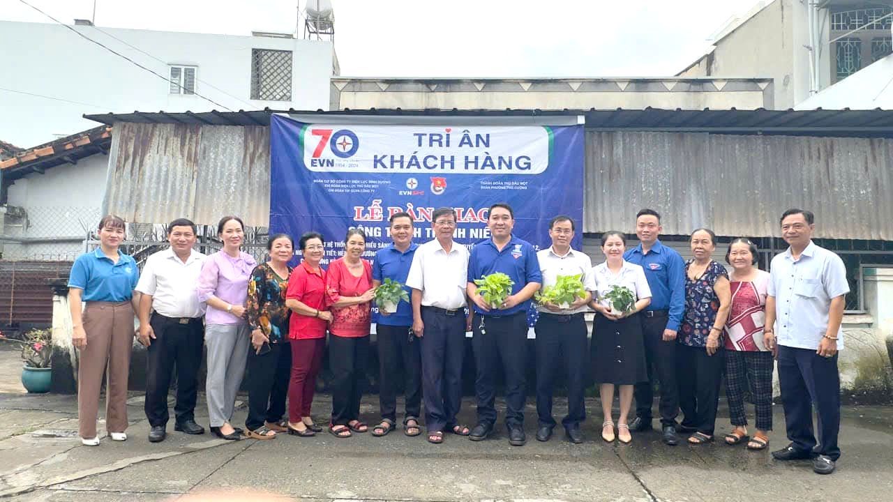Có thể là hình ảnh về 15 người và văn bản