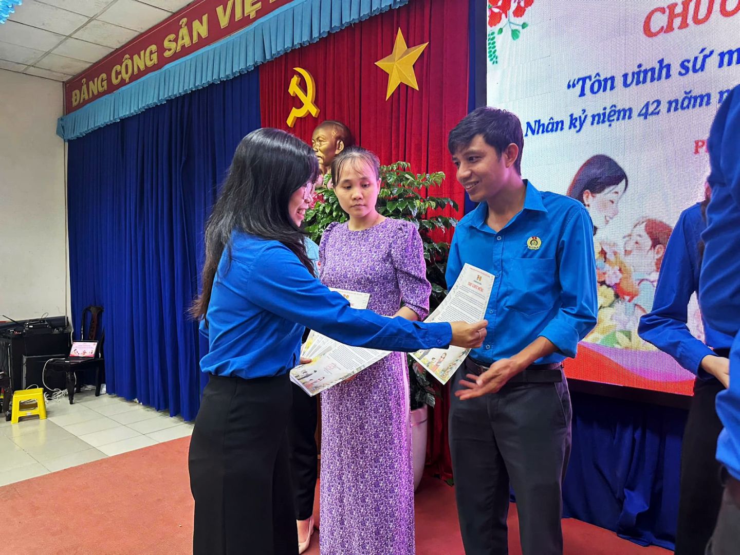 Có thể là hình ảnh về 3 người và văn bản