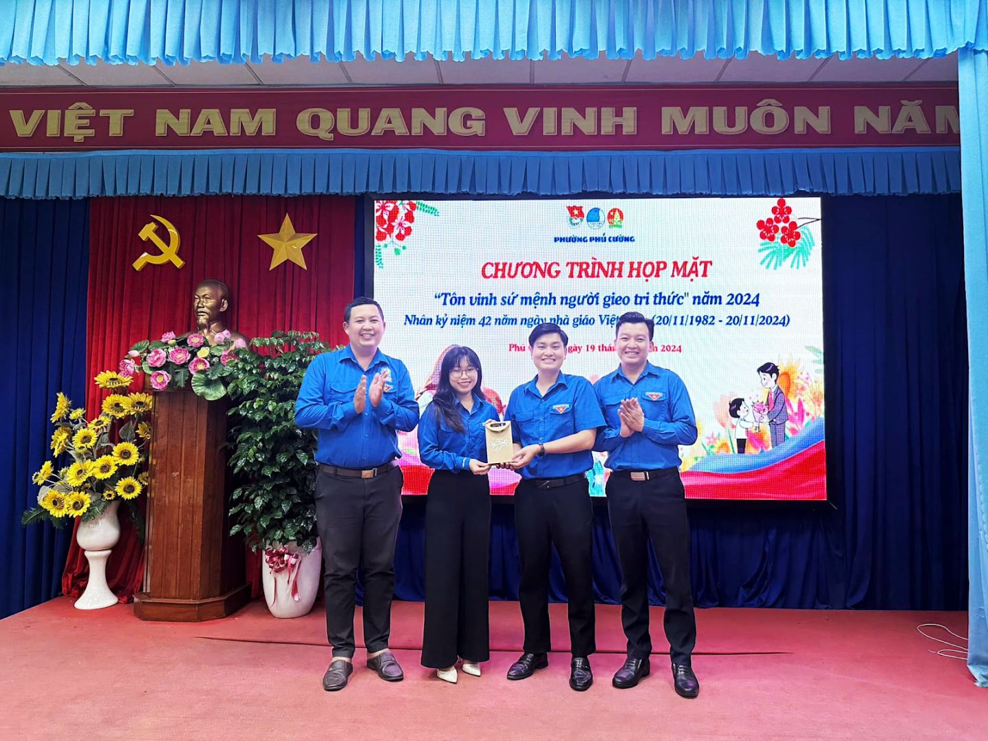 Có thể là hình ảnh về 5 người và văn bản