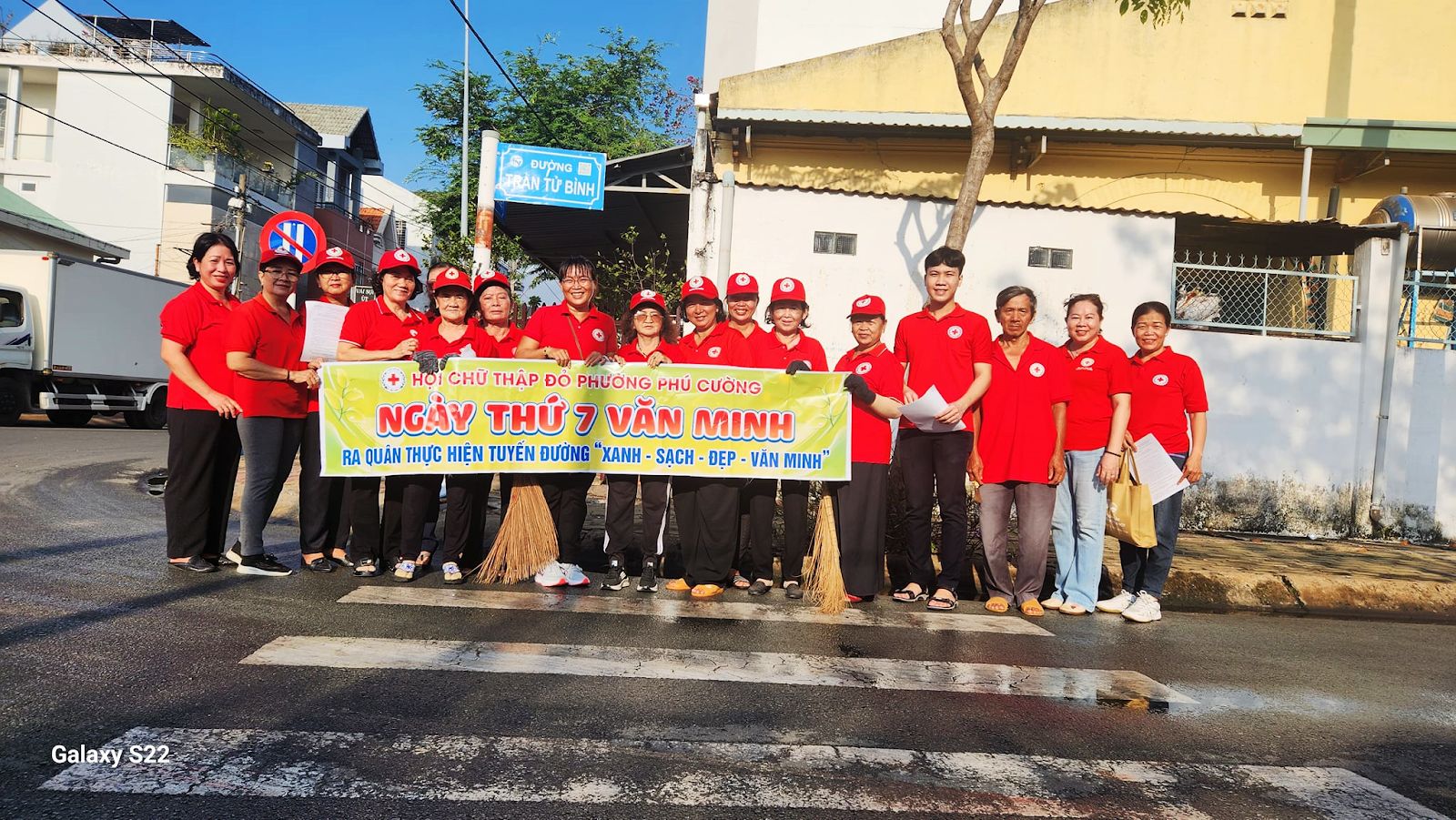 Có thể là hình ảnh về 13 người, đường và văn bản