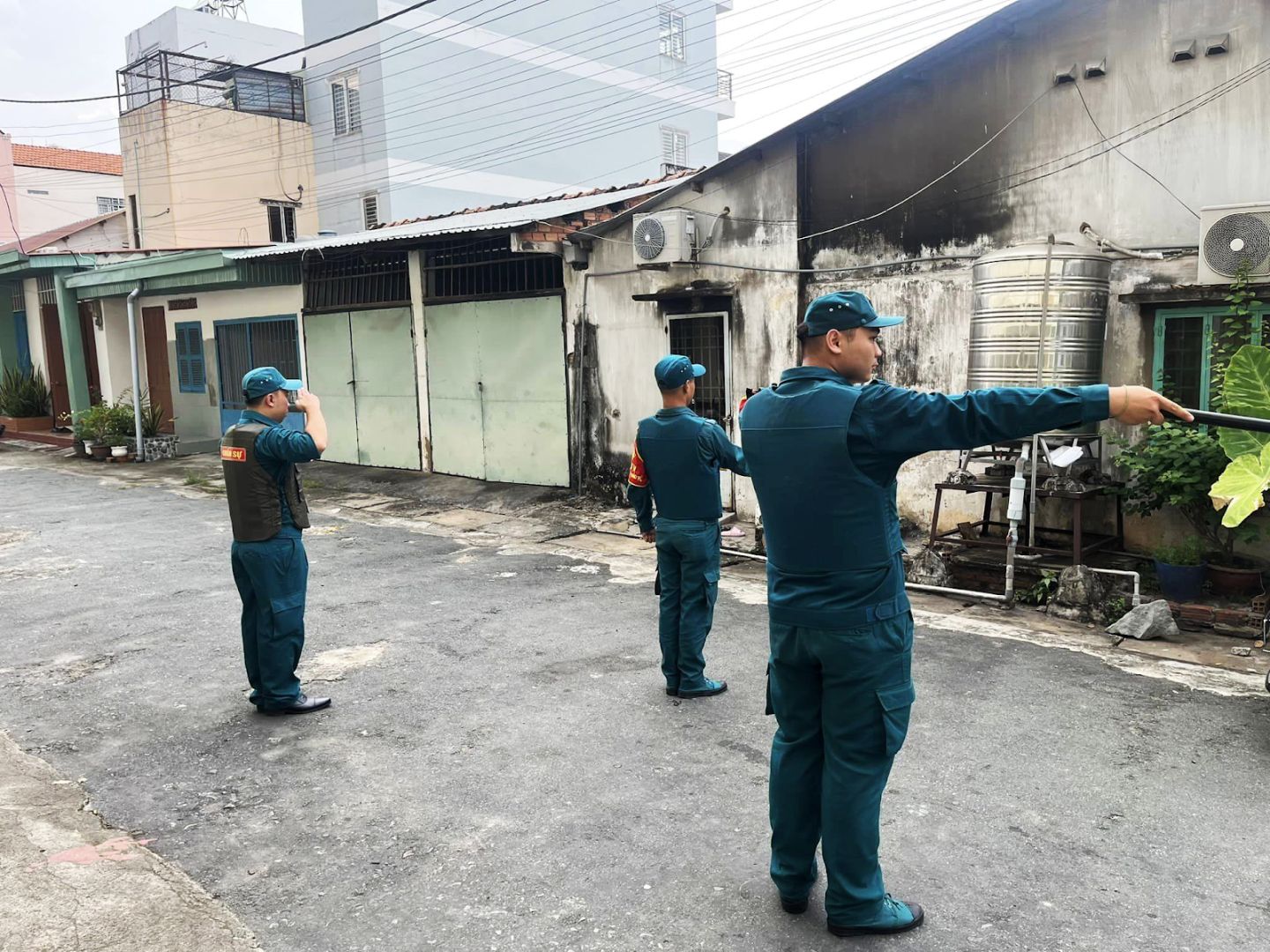 Có thể là hình ảnh về 3 người
